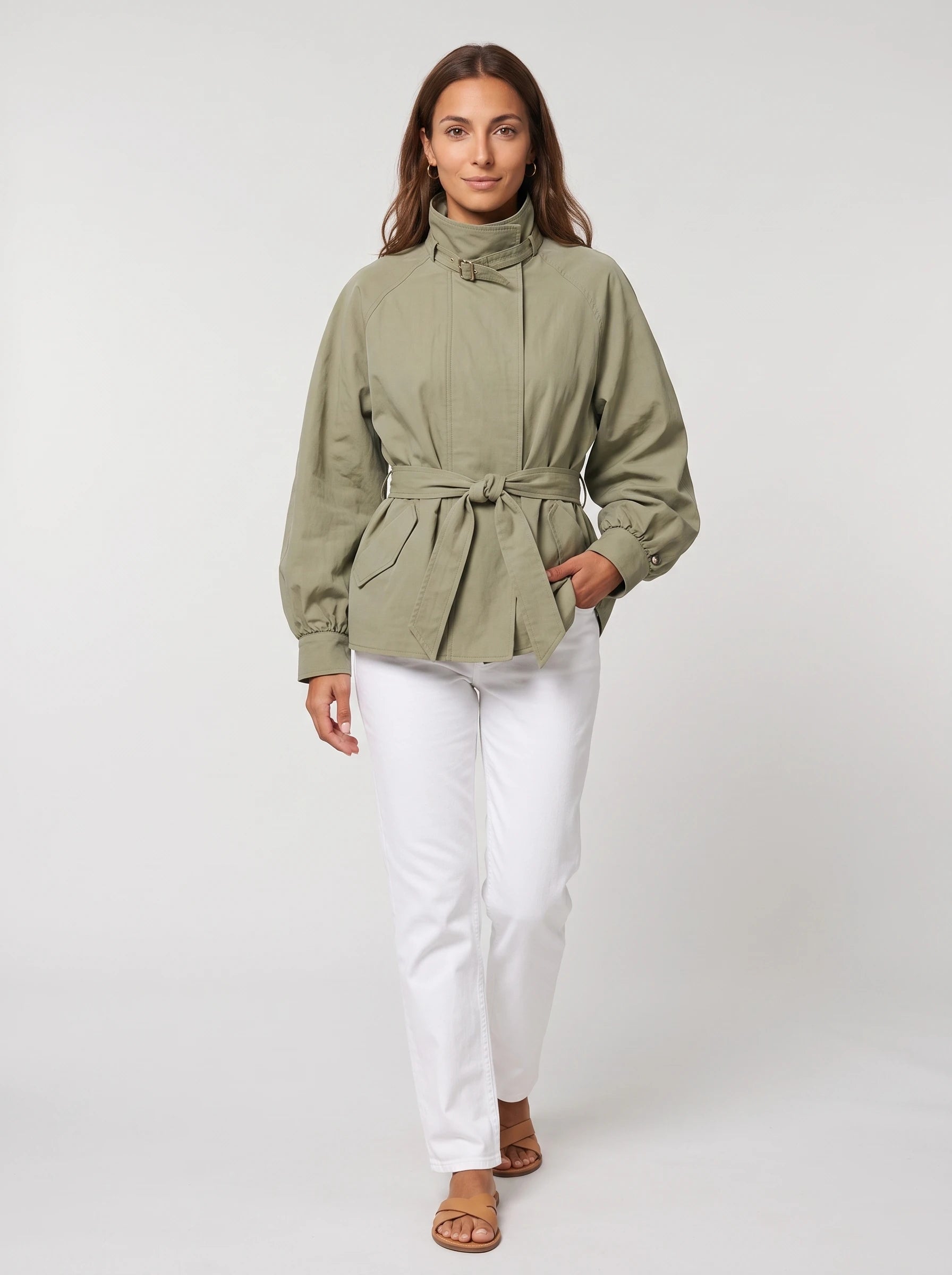 Blouson fluide ceinturé à col montant vert sauge Charline, vue de face en studio