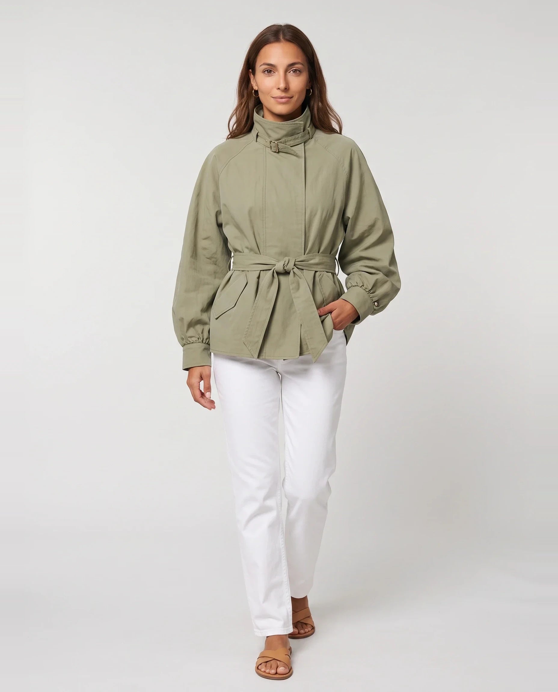Blouson fluide ceinturé à col montant vert sauge Charline, vue de face en studio