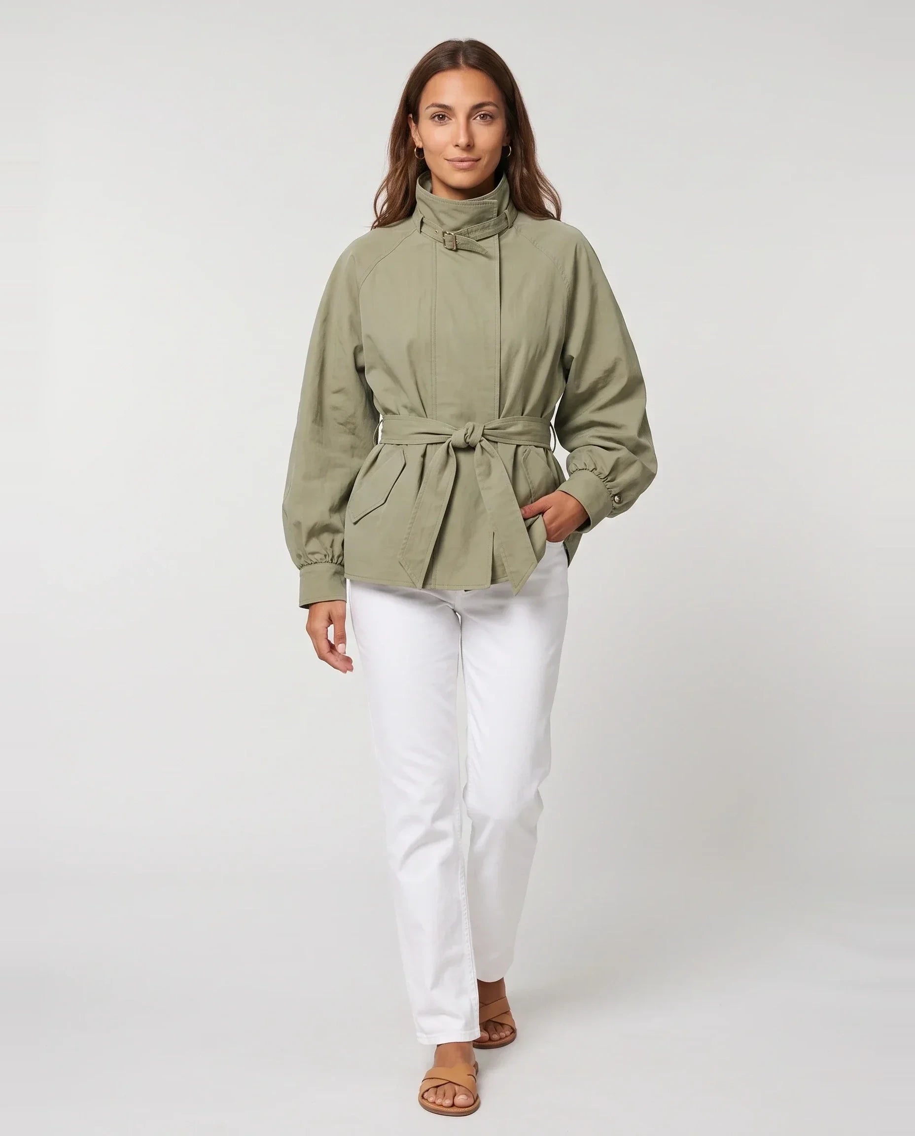 Blouson fluide ceinturé à col montant vert sauge Charline, vue de face en studio