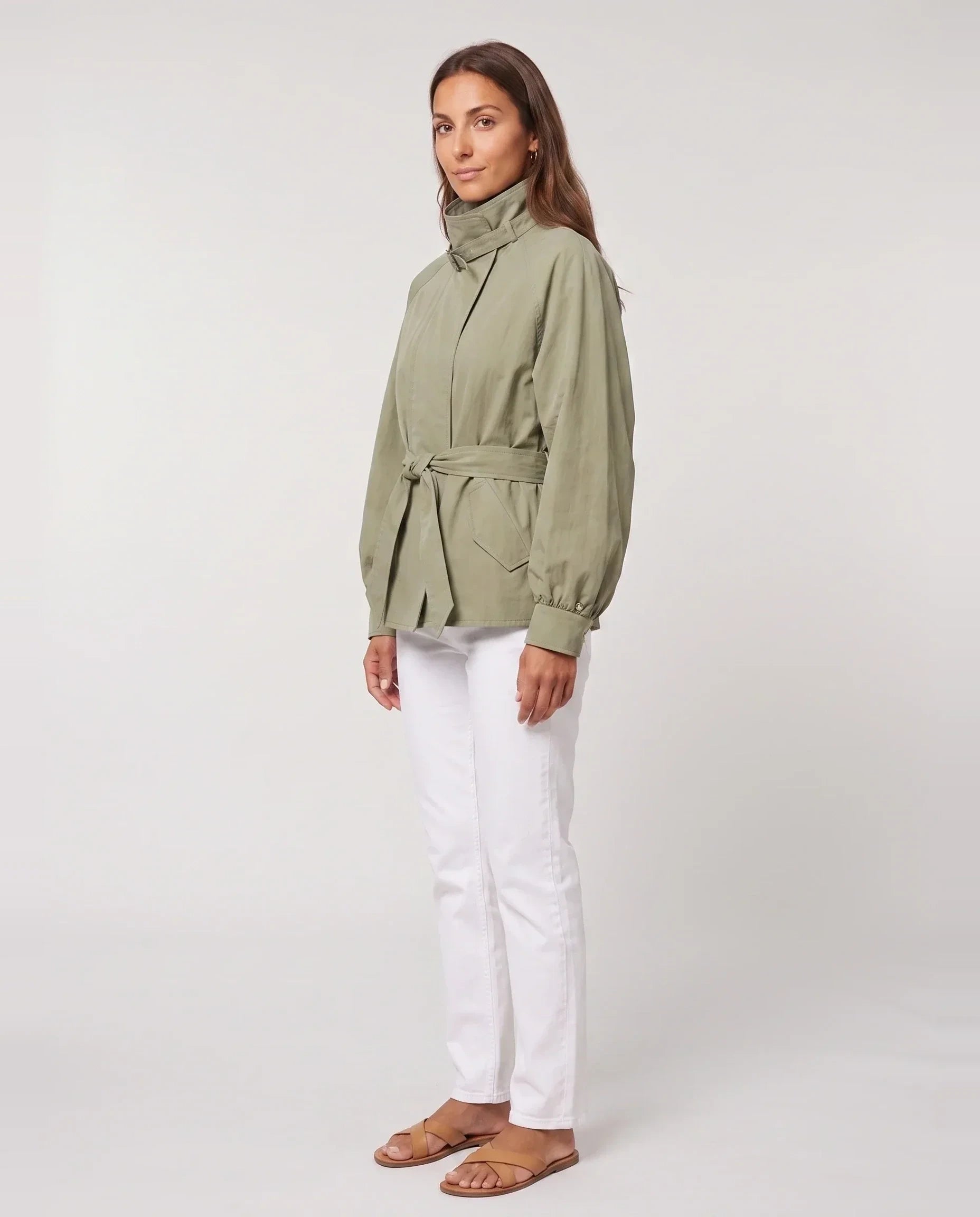 Blouson fluide ceinturé à col montant vert sauge Charline, vue de trois quarts en studio