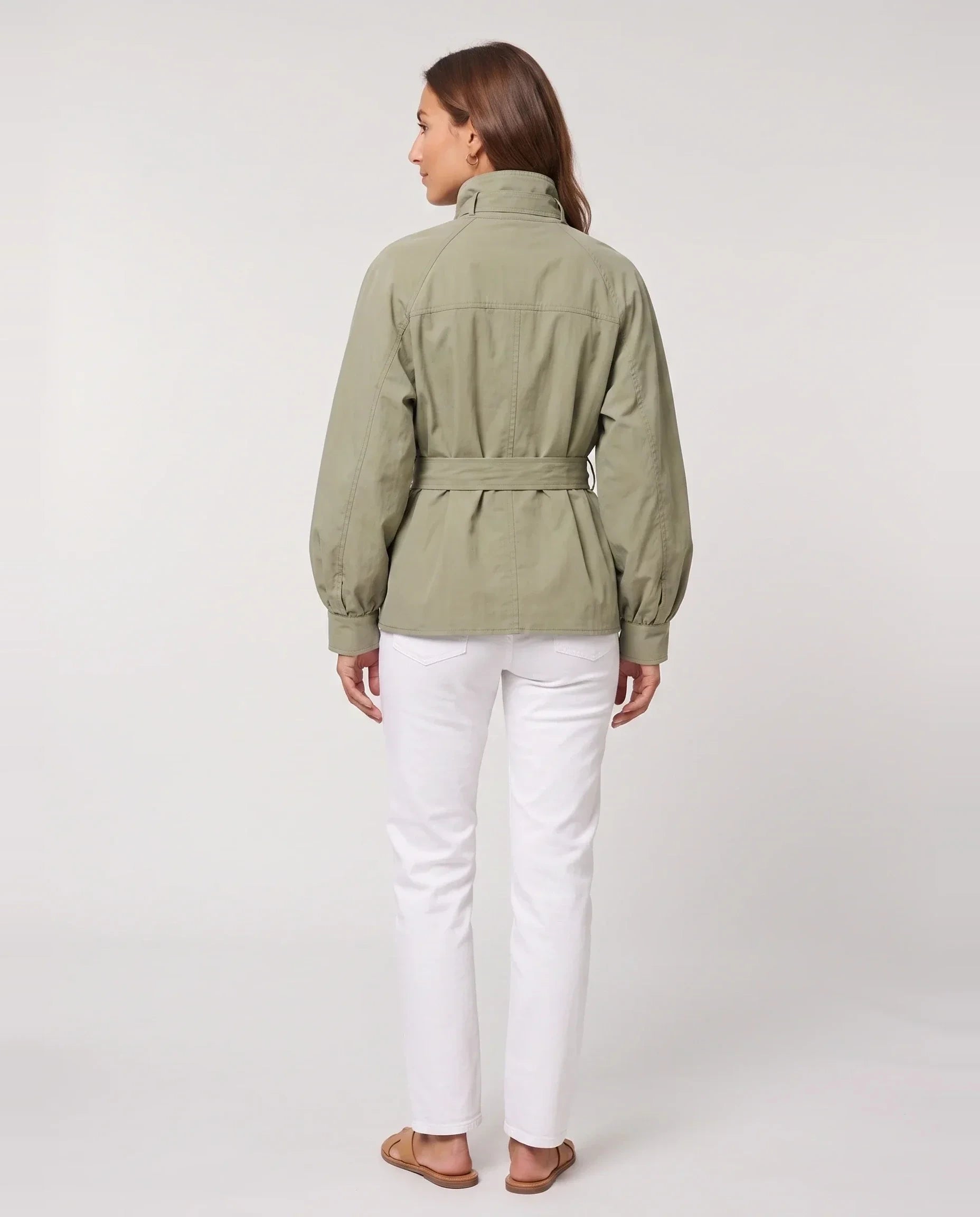 Blouson fluide ceinturé à col montant vert sauge Charline, vue de dos en studio