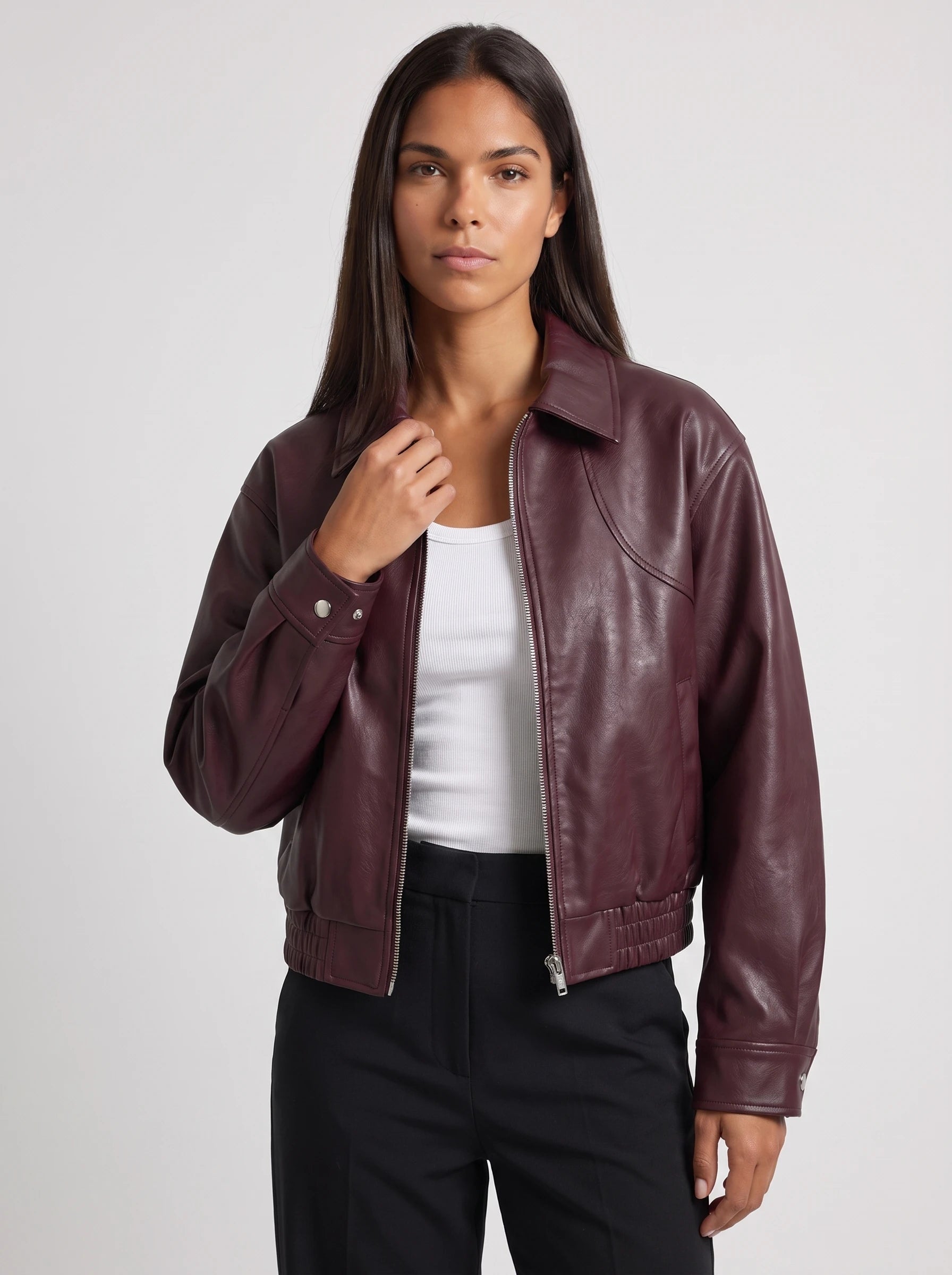 Blouson moto oversize effet cuir lie de vin Marcelle, plan rapproché en studio