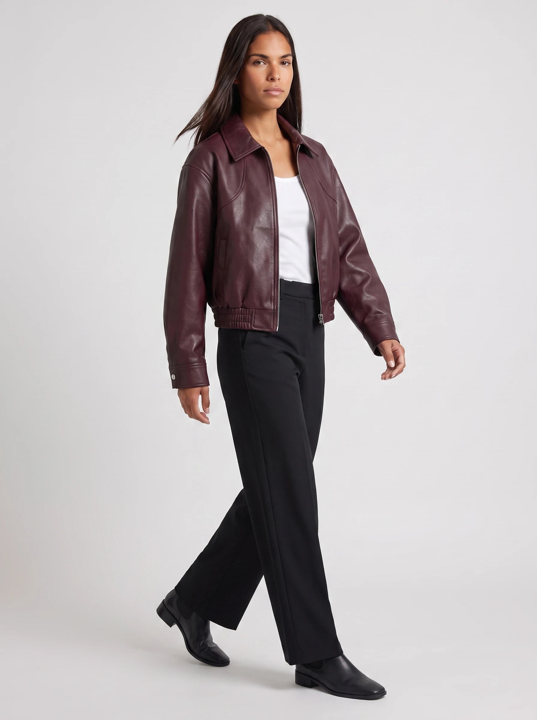 Blouson moto oversize effet cuir lie de vin Marcelle, vue de trois quarts en studio