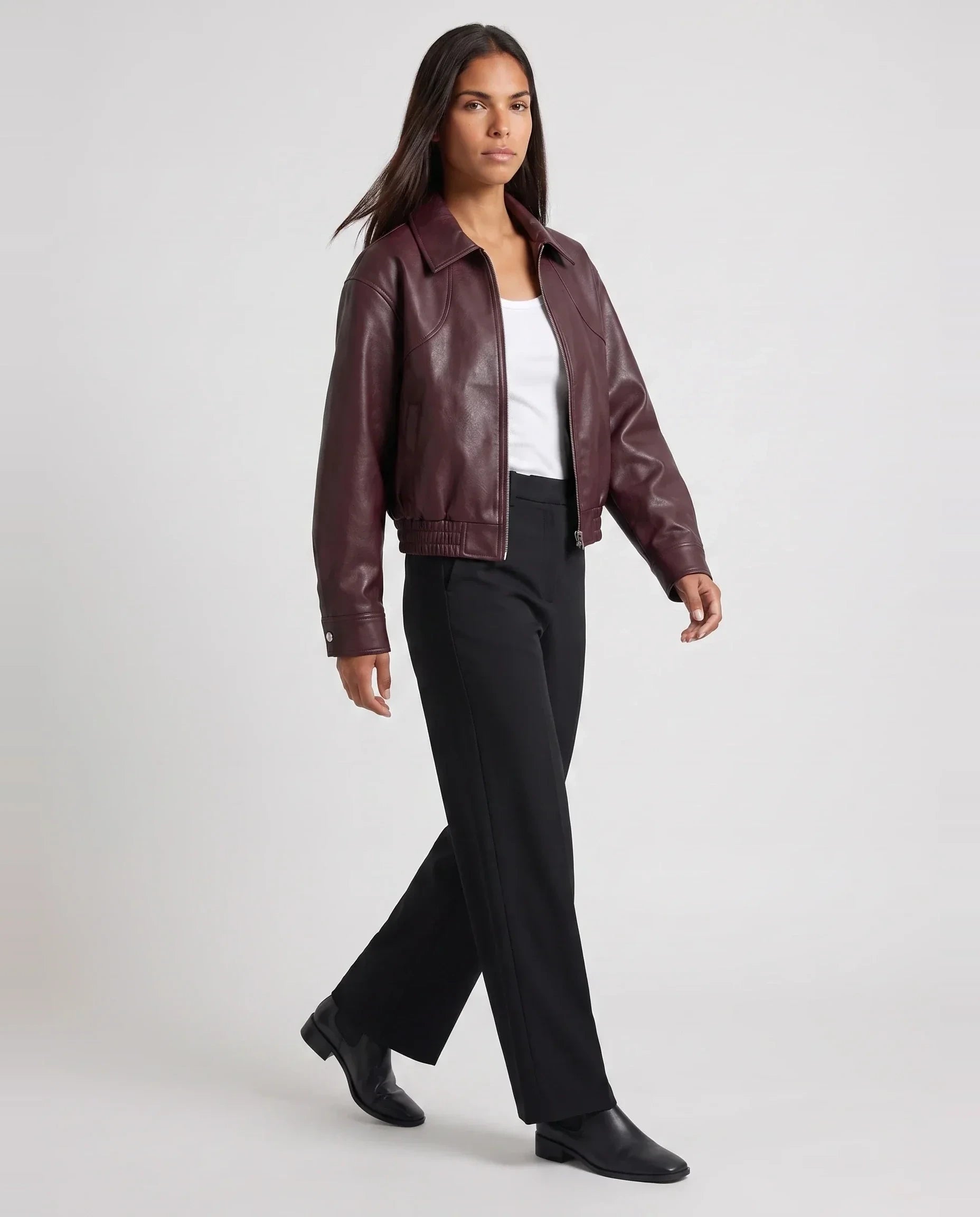 Blouson moto oversize effet cuir lie de vin Marcelle, vue de trois quarts en studio