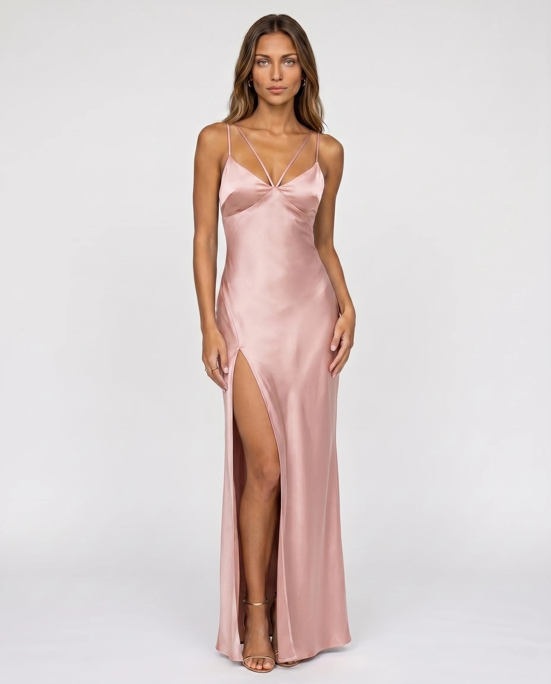 Robe longue satin Athena rose poudre vue de face en studio