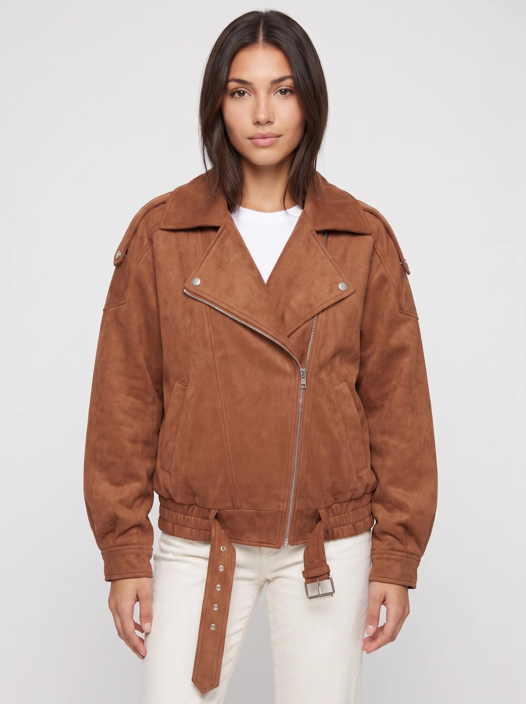 Bomber aviateur oversize en suédine caramel Marinette, plan rapproché en studio