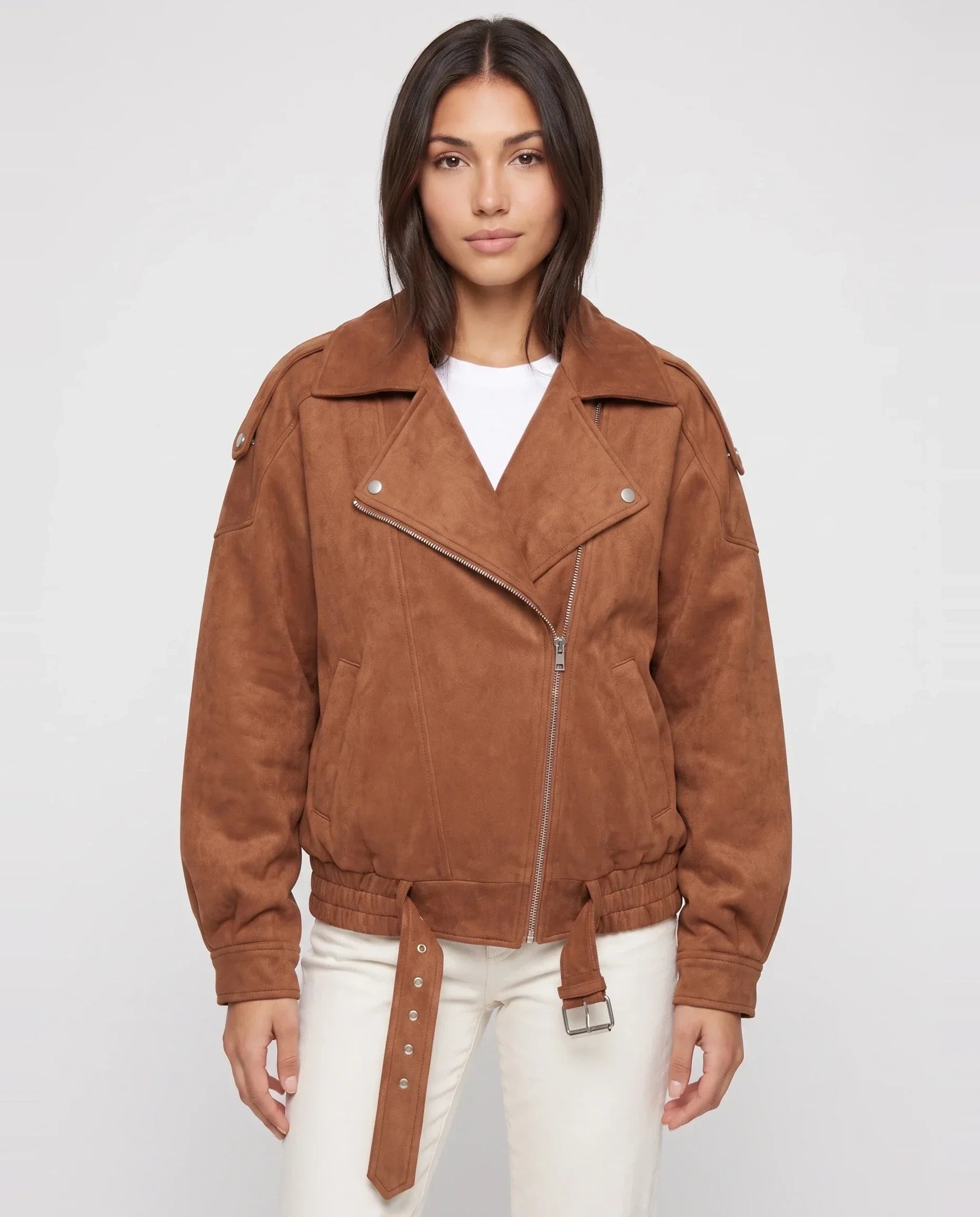 Bomber aviateur oversize en suédine caramel Marinette, plan rapproché en studio