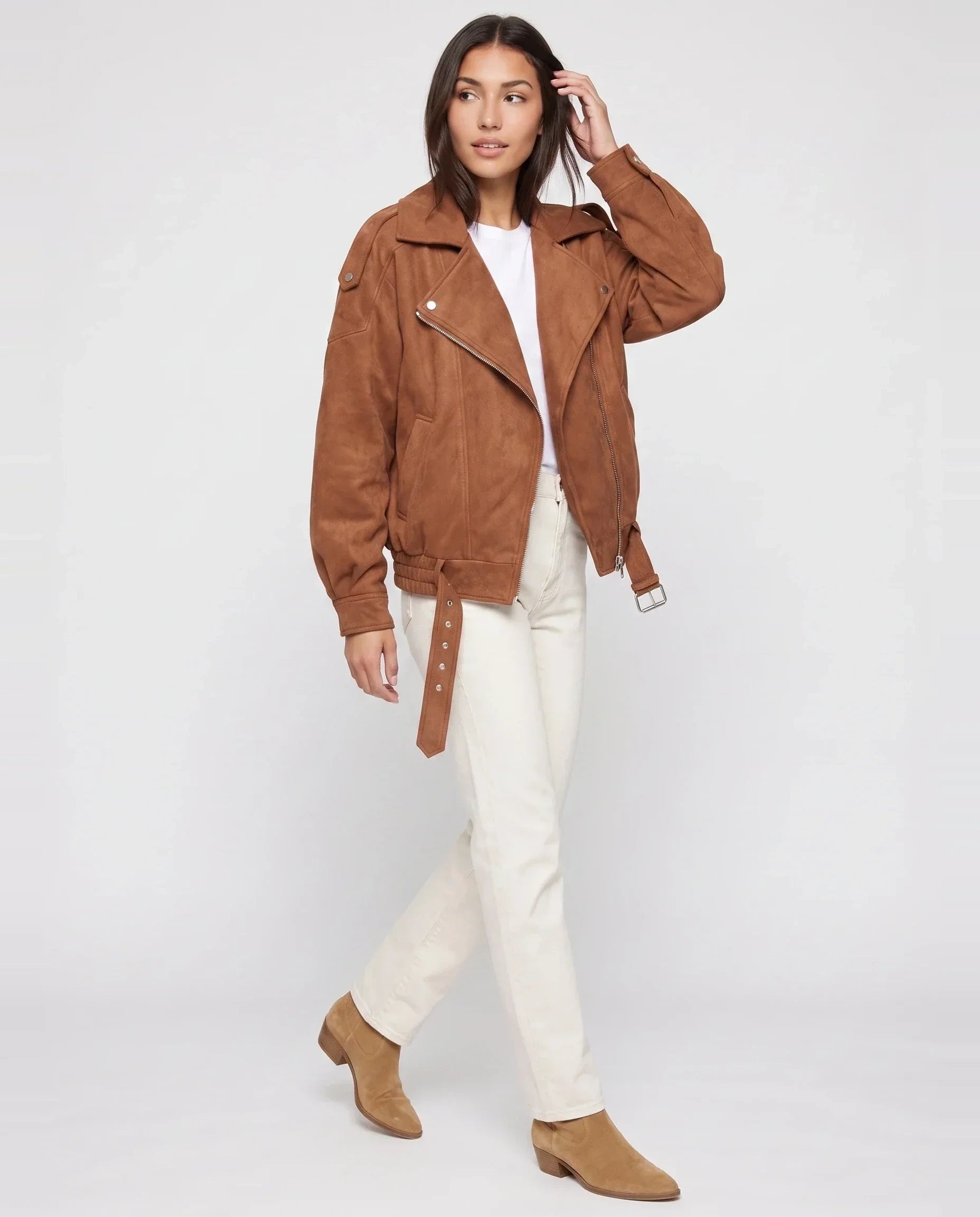 Bomber aviateur oversize en suédine caramel Marinette, vue de trois quarts en studio