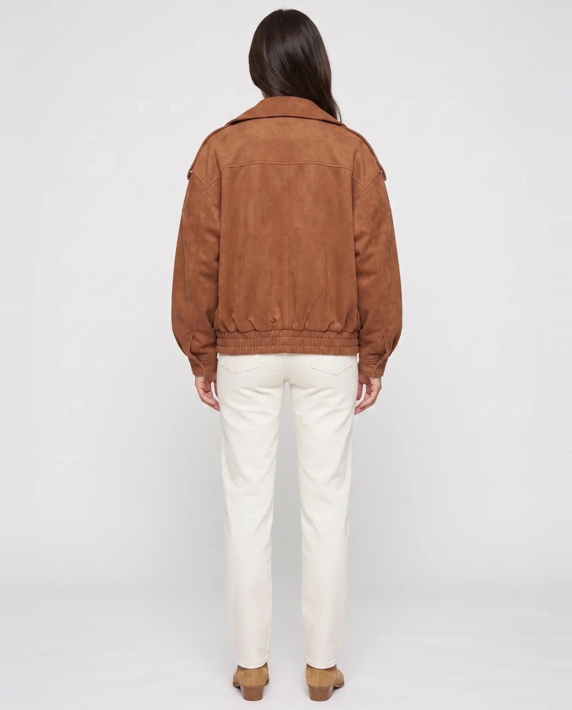 Bomber aviateur oversize en suédine caramel Marinette, vue de dos en studio