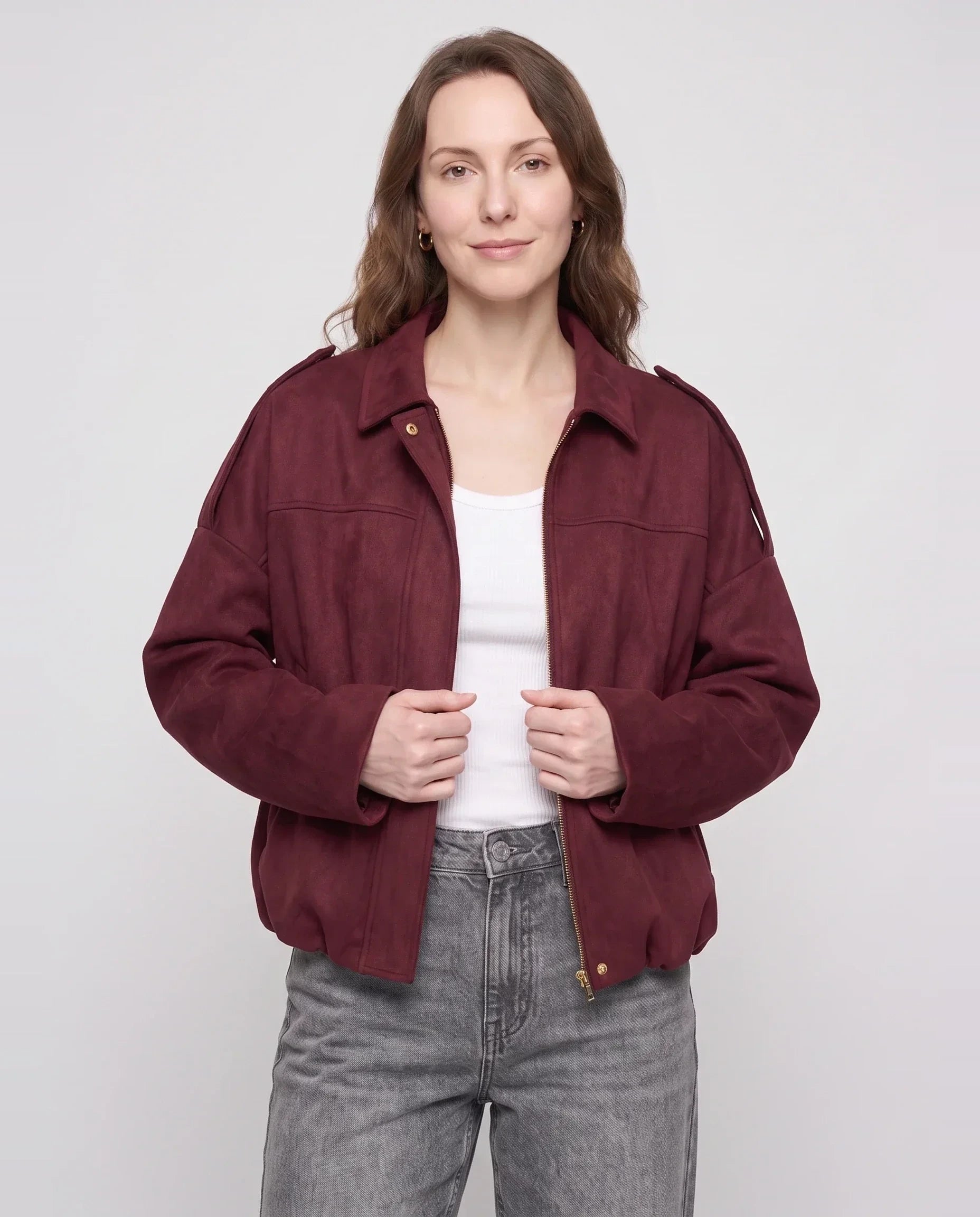 Bomber oversize en suédine bordeaux Prune, plan rapproché en studio