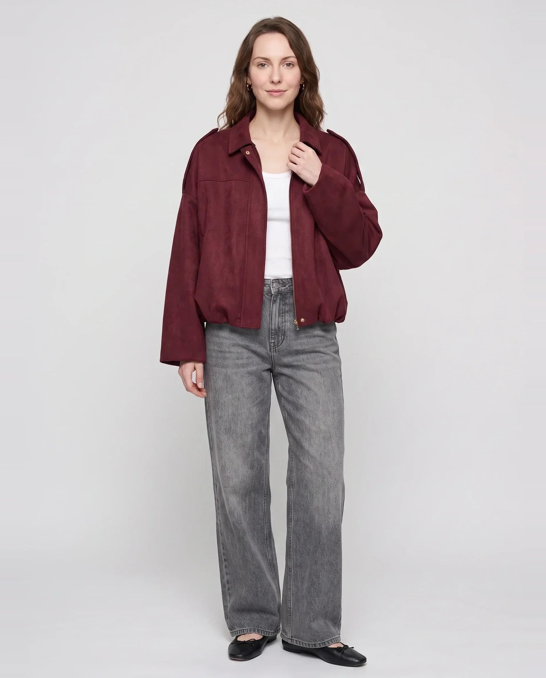 Bomber oversize en suédine bordeaux Prune, vue de face en studio