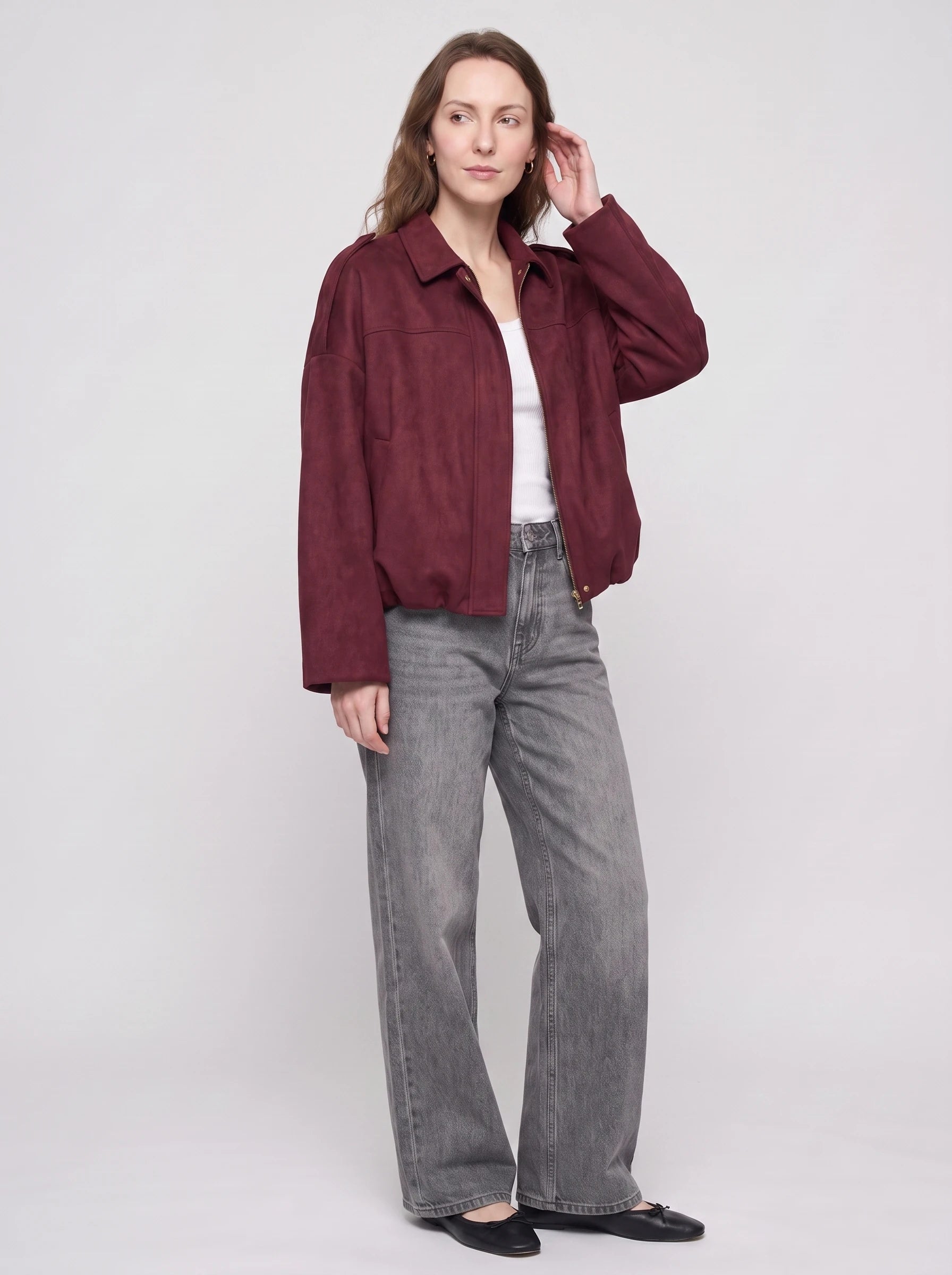 Bomber oversize en suédine bordeaux Prune, vue de trois quarts en studio