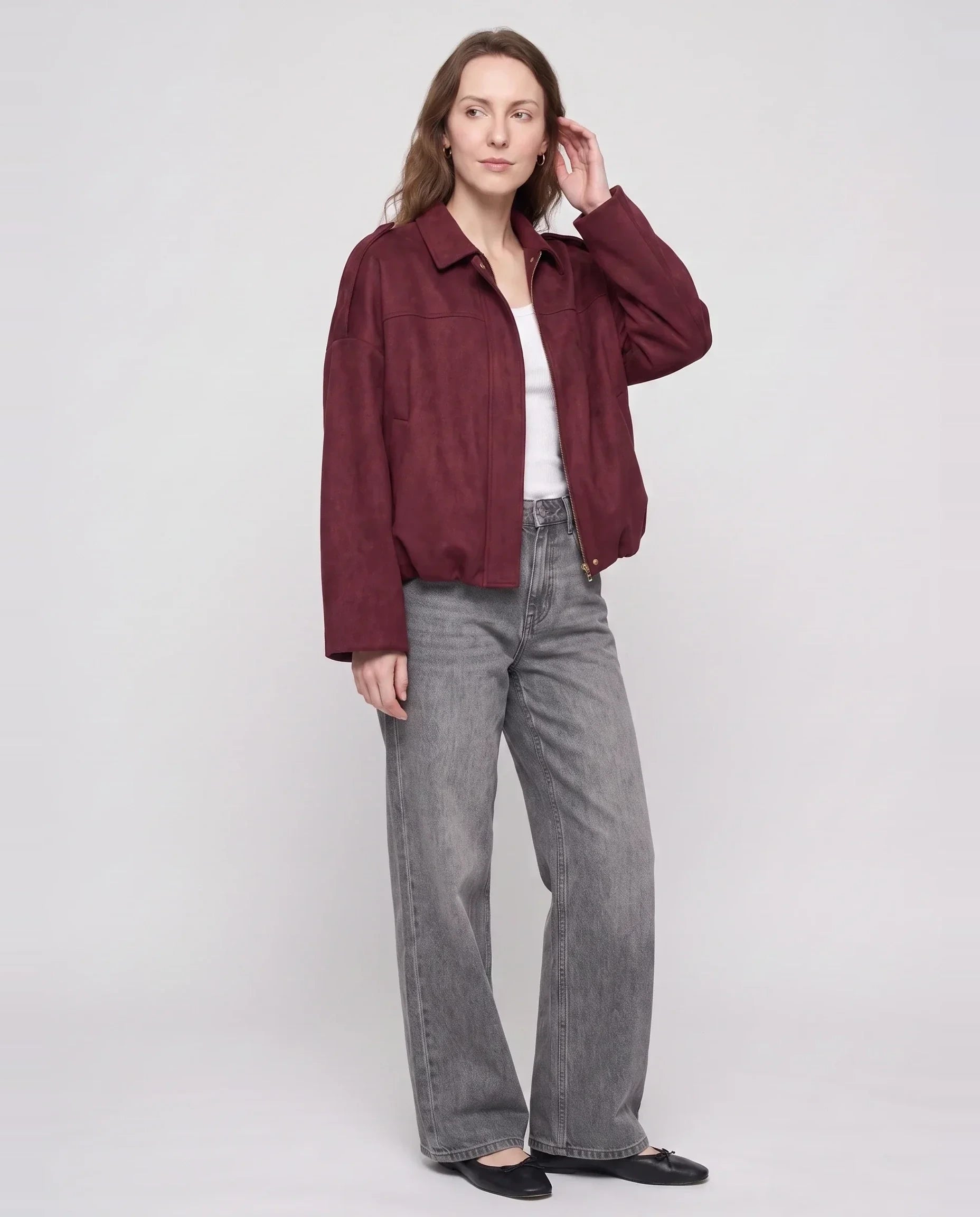 Bomber oversize en suédine bordeaux Prune, vue de trois quarts en studio