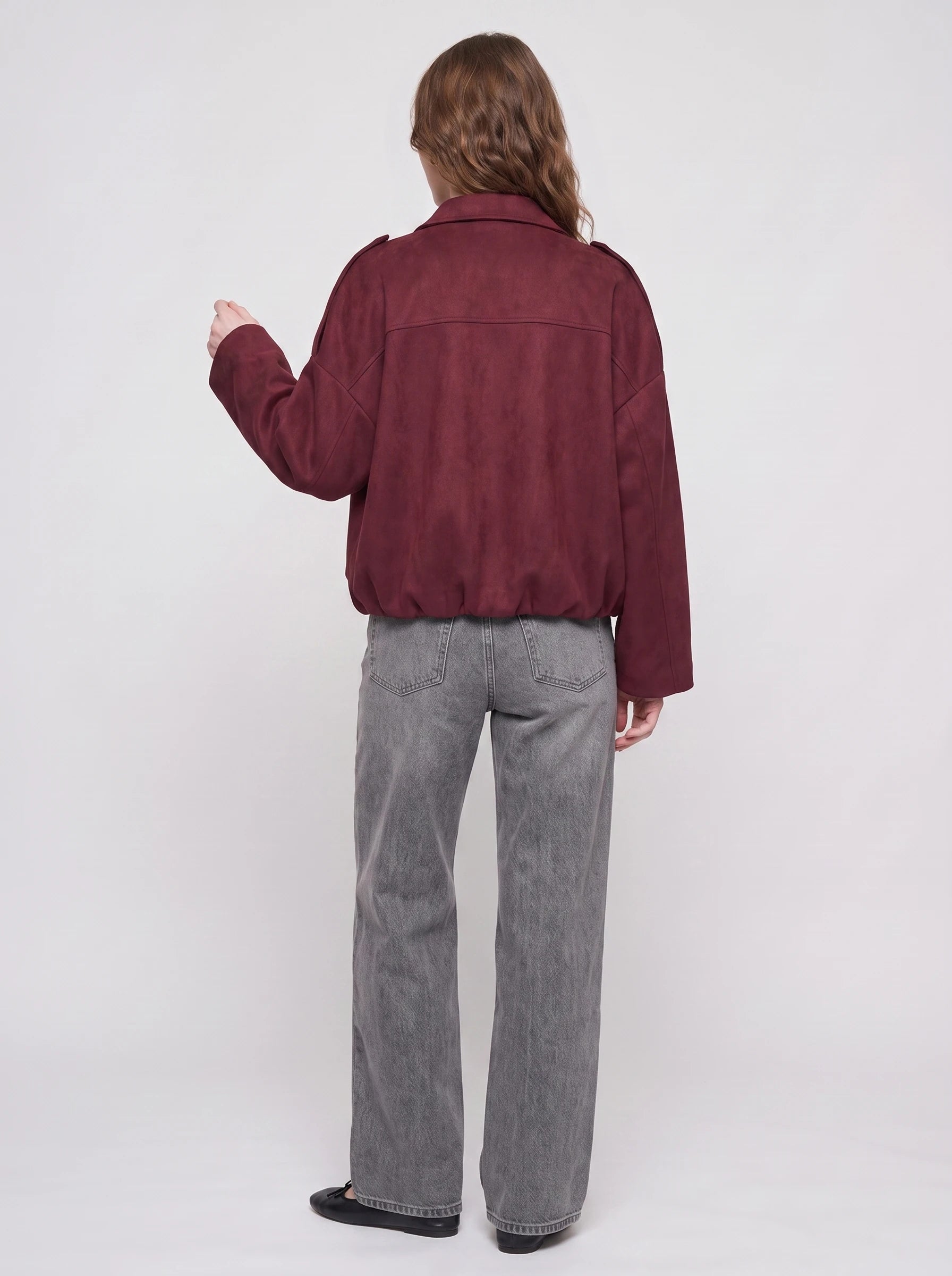 Bomber oversize en suédine bordeaux Prune, vue de dos en studio