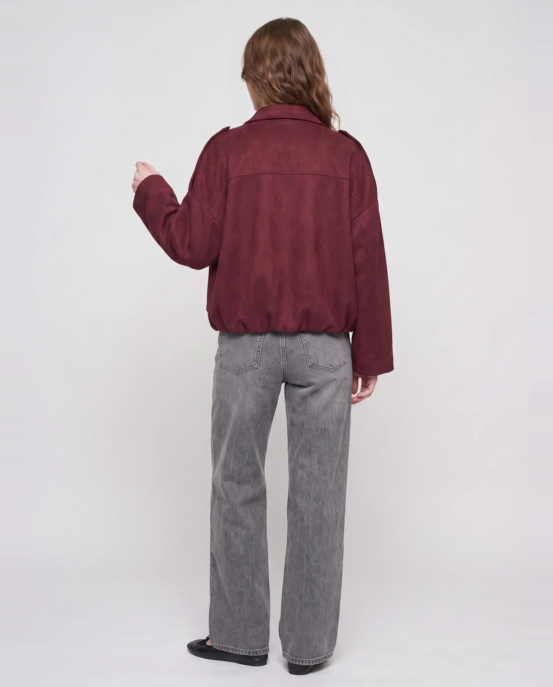 Bomber oversize en suédine bordeaux Prune, vue de dos en studio