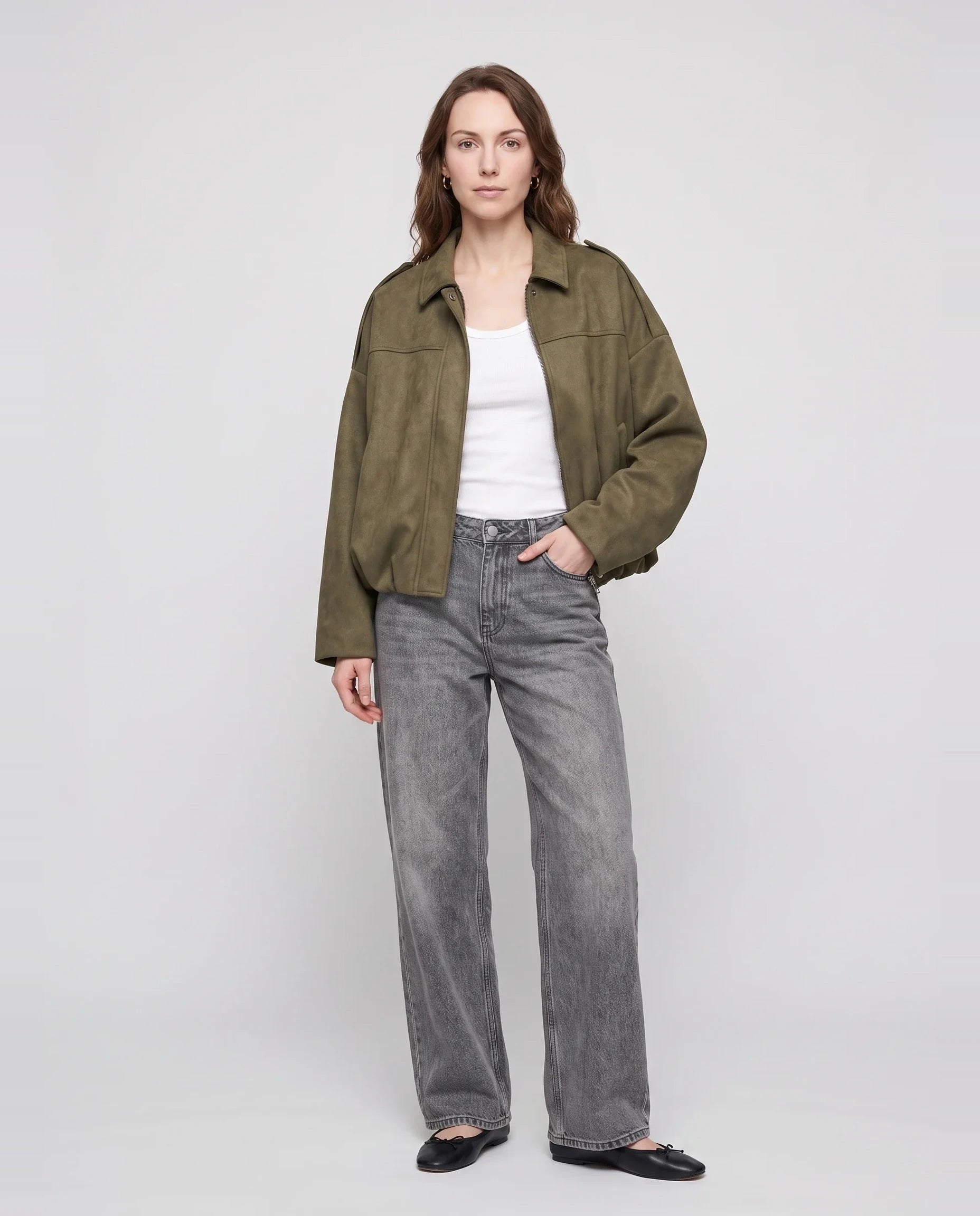 Bomber oversize en suédine kaki Prune, vue de face en studio