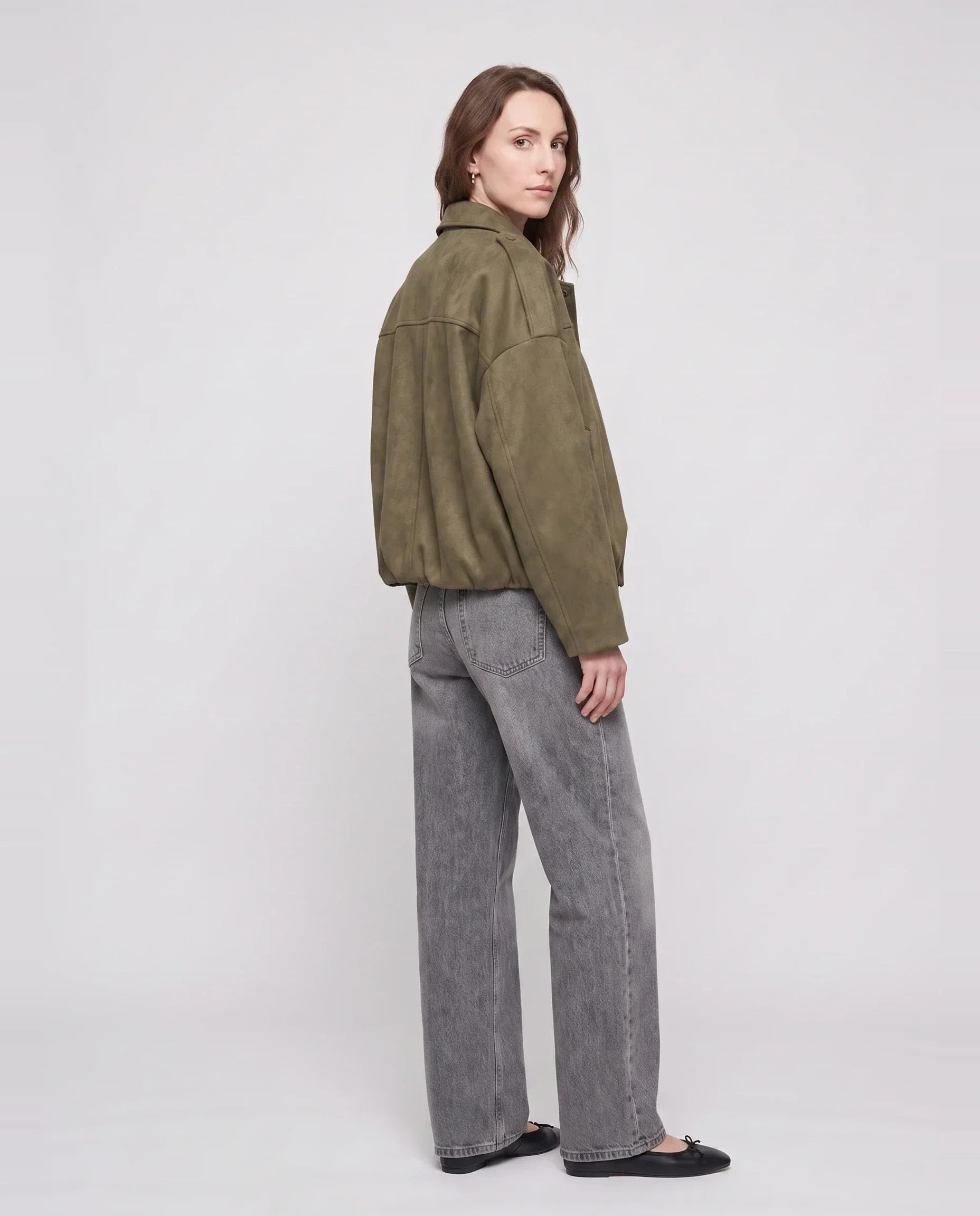 Bomber oversize en suédine kaki Prune, vue de trois quarts en studio