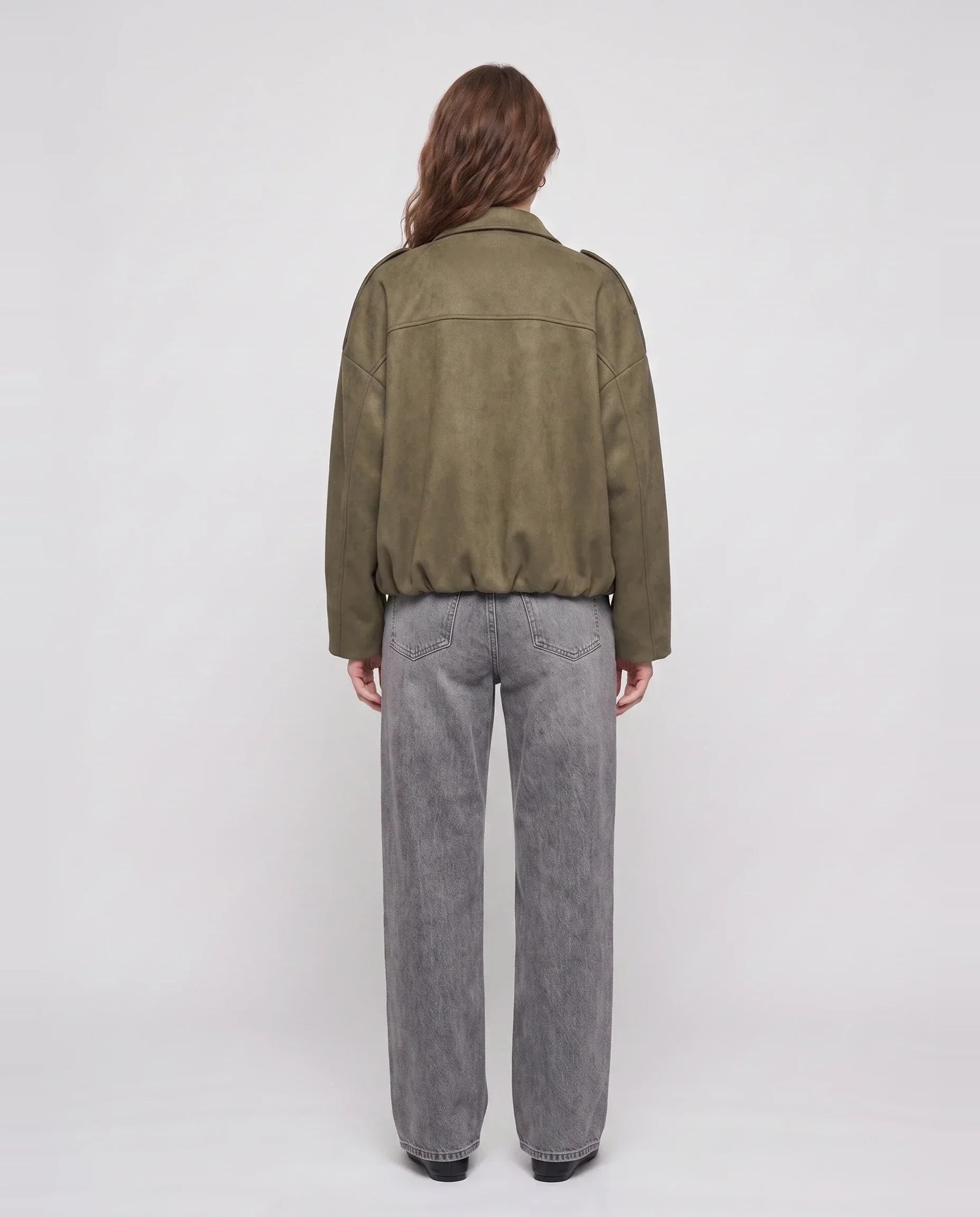 Bomber oversize en suédine kaki Prune, vue de dos en studio
