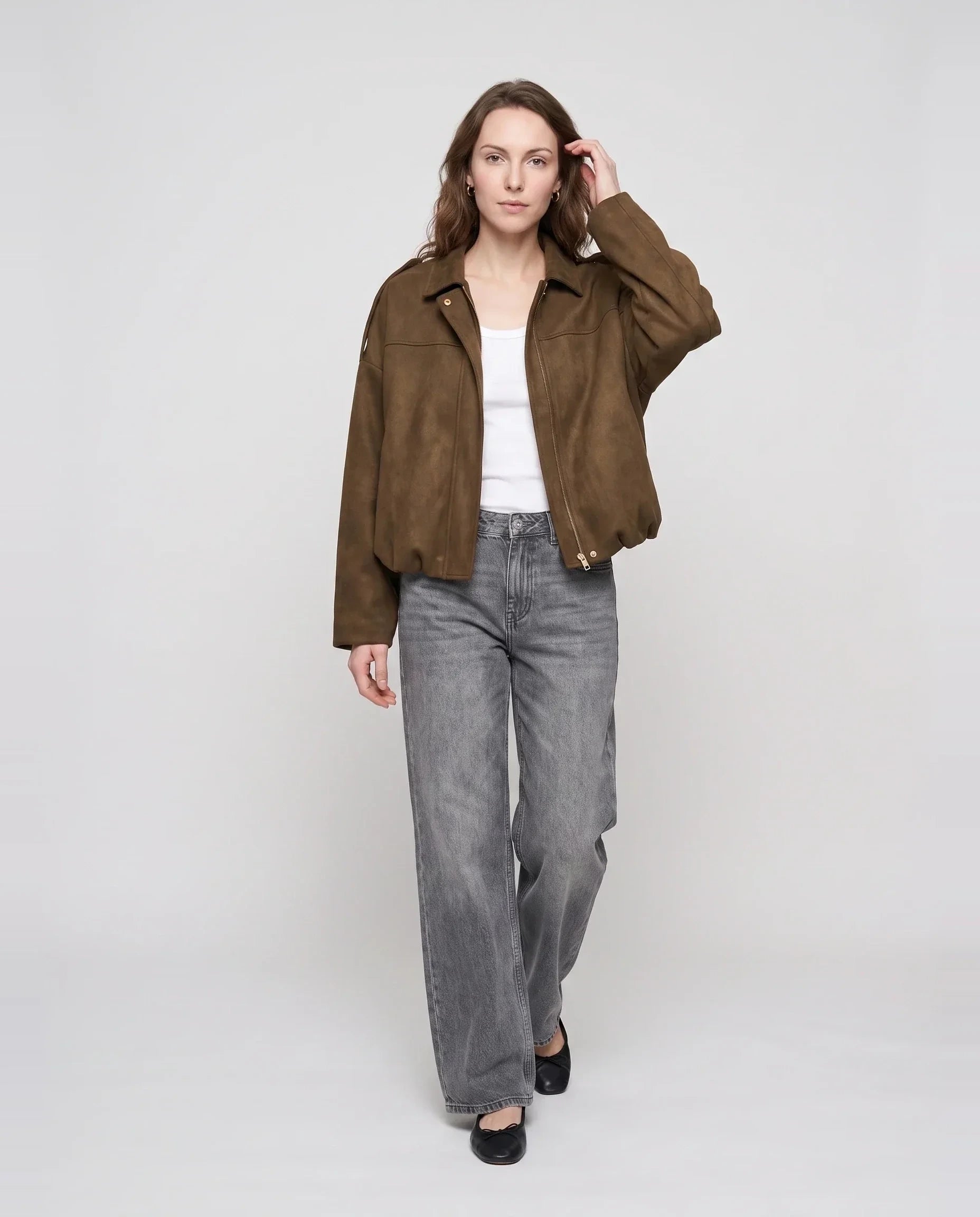 Bomber oversize en suédine marron Prune, vue de face en studio