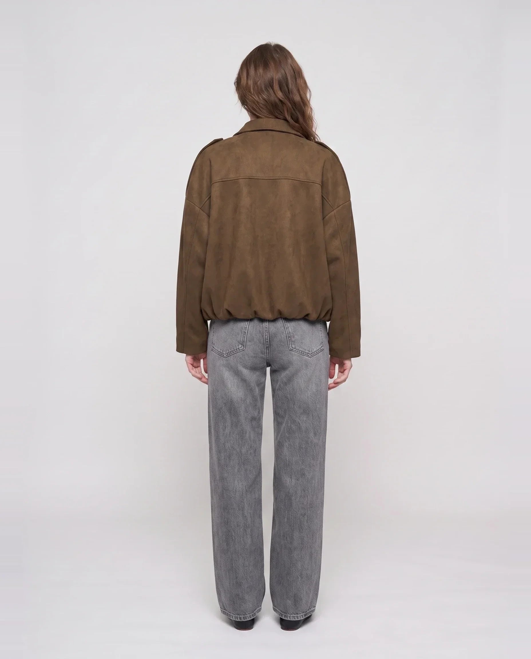 Bomber oversize en suédine marron Prune, vue de dos en studio