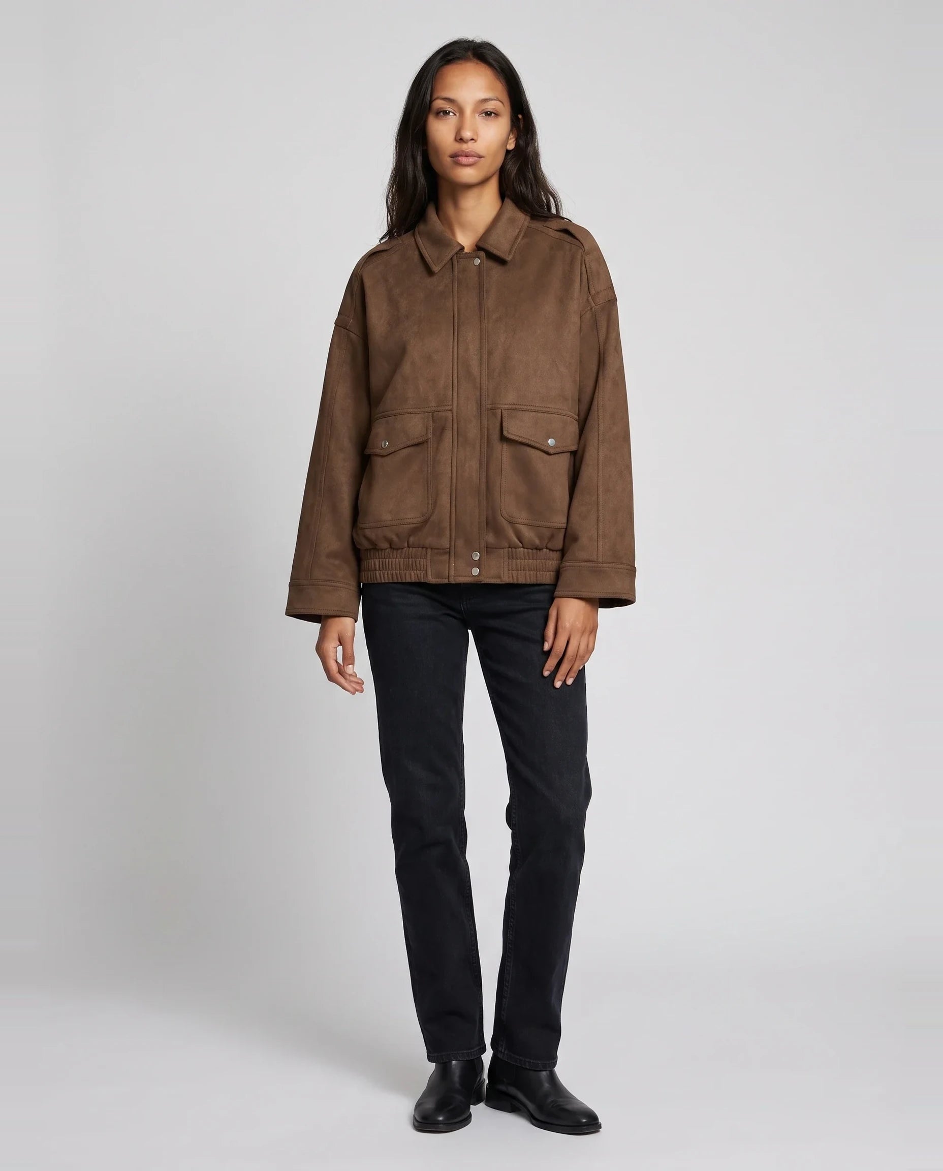 Bomber à col chemise en suédine brun chocolat Évelyne, vue de face en studio