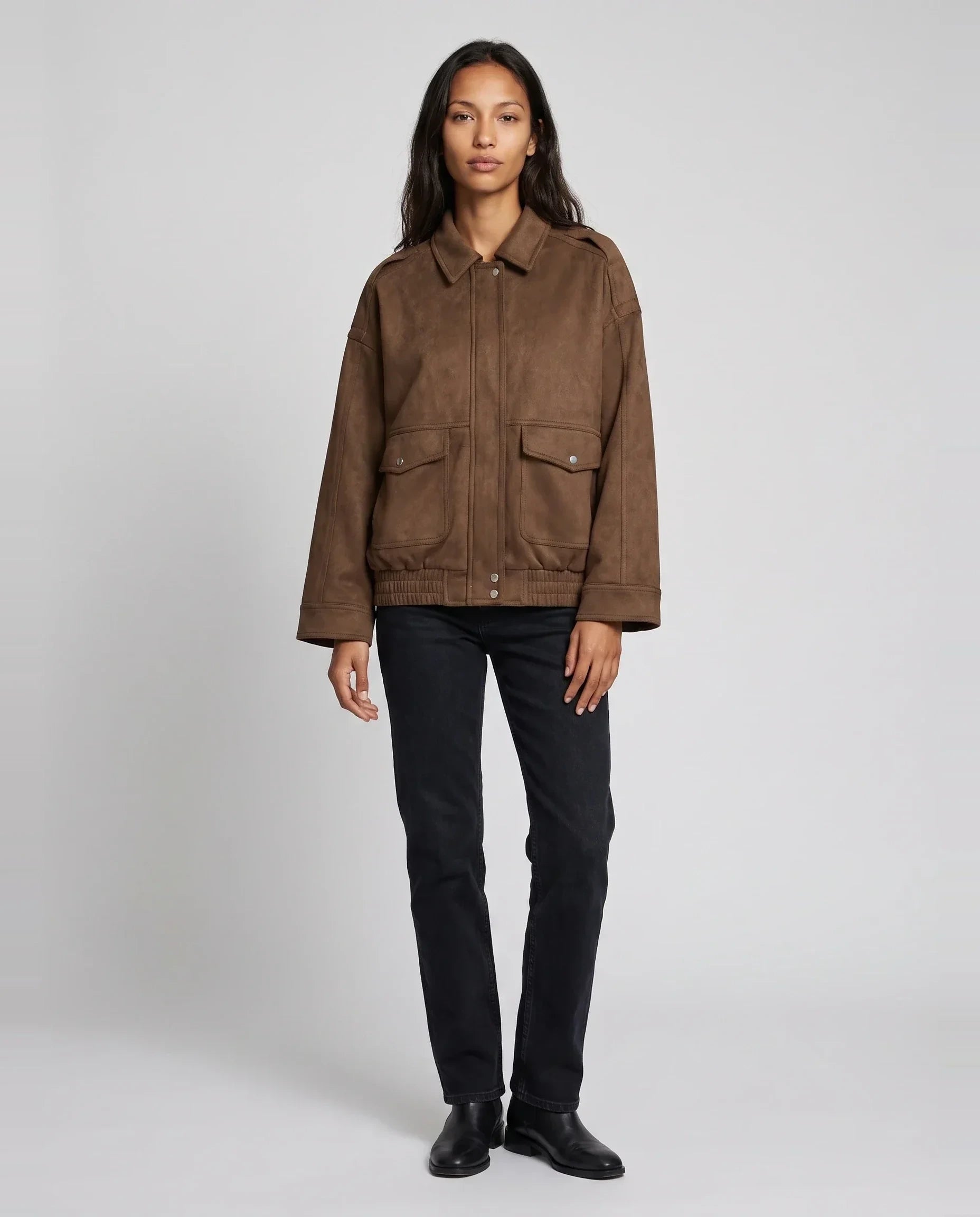 Bomber à col chemise en suédine brun chocolat Évelyne, vue de face en studio