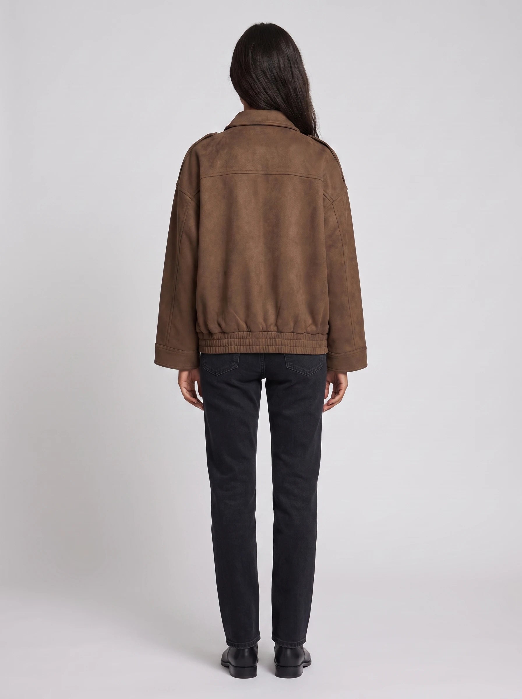 Bomber à col chemise en suédine brun chocolat Évelyne, vue de dos en studio