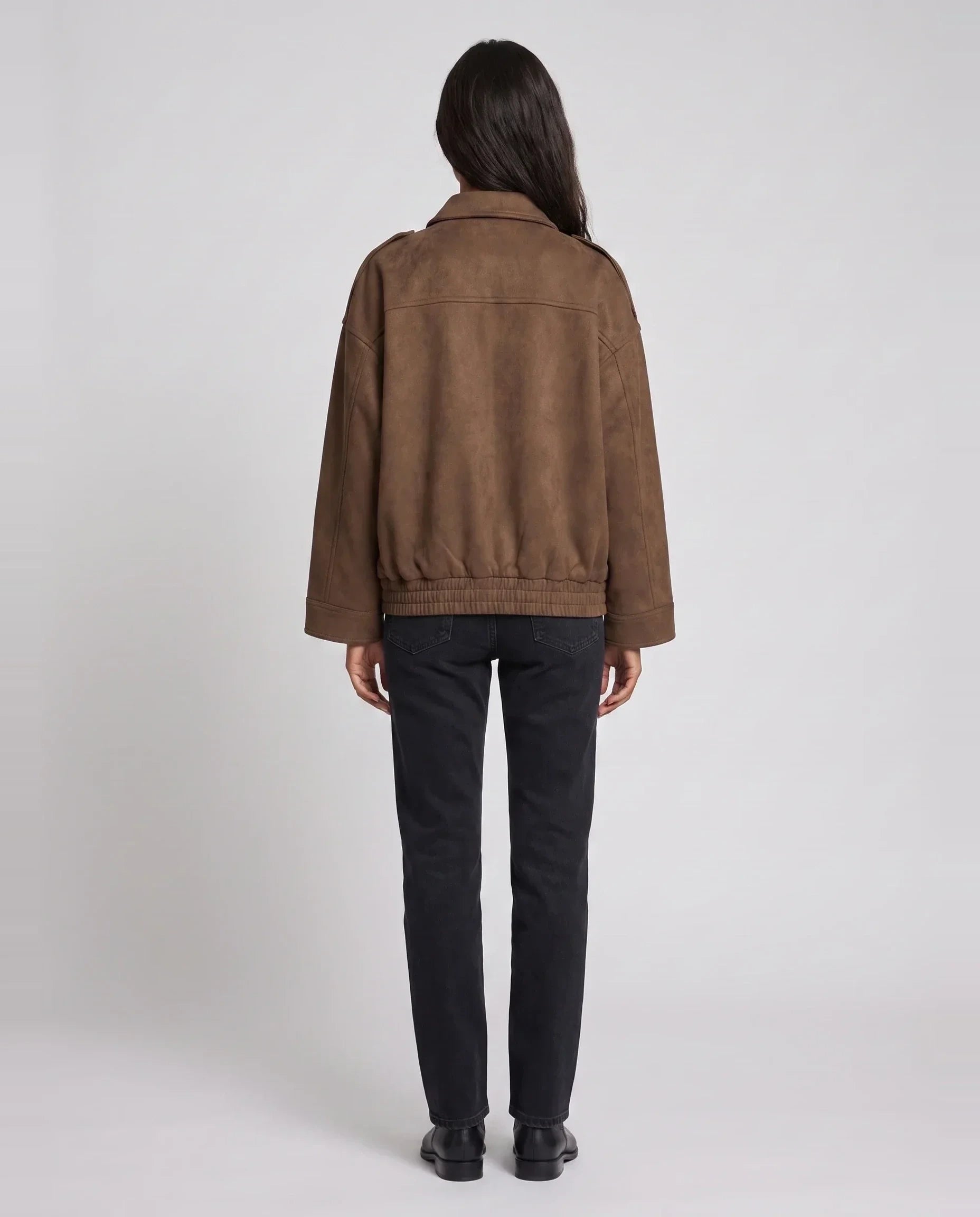 Bomber à col chemise en suédine brun chocolat Évelyne, vue de dos en studio