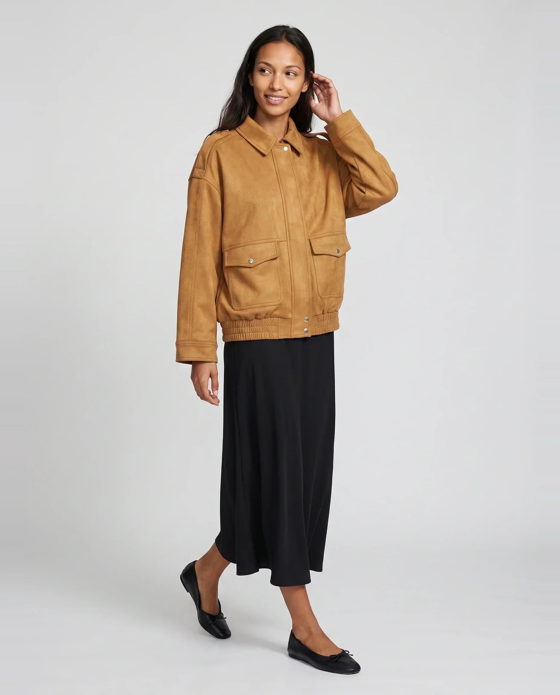 Bomber à col chemise en suédine camel doré Évelyne, vue de face en studio