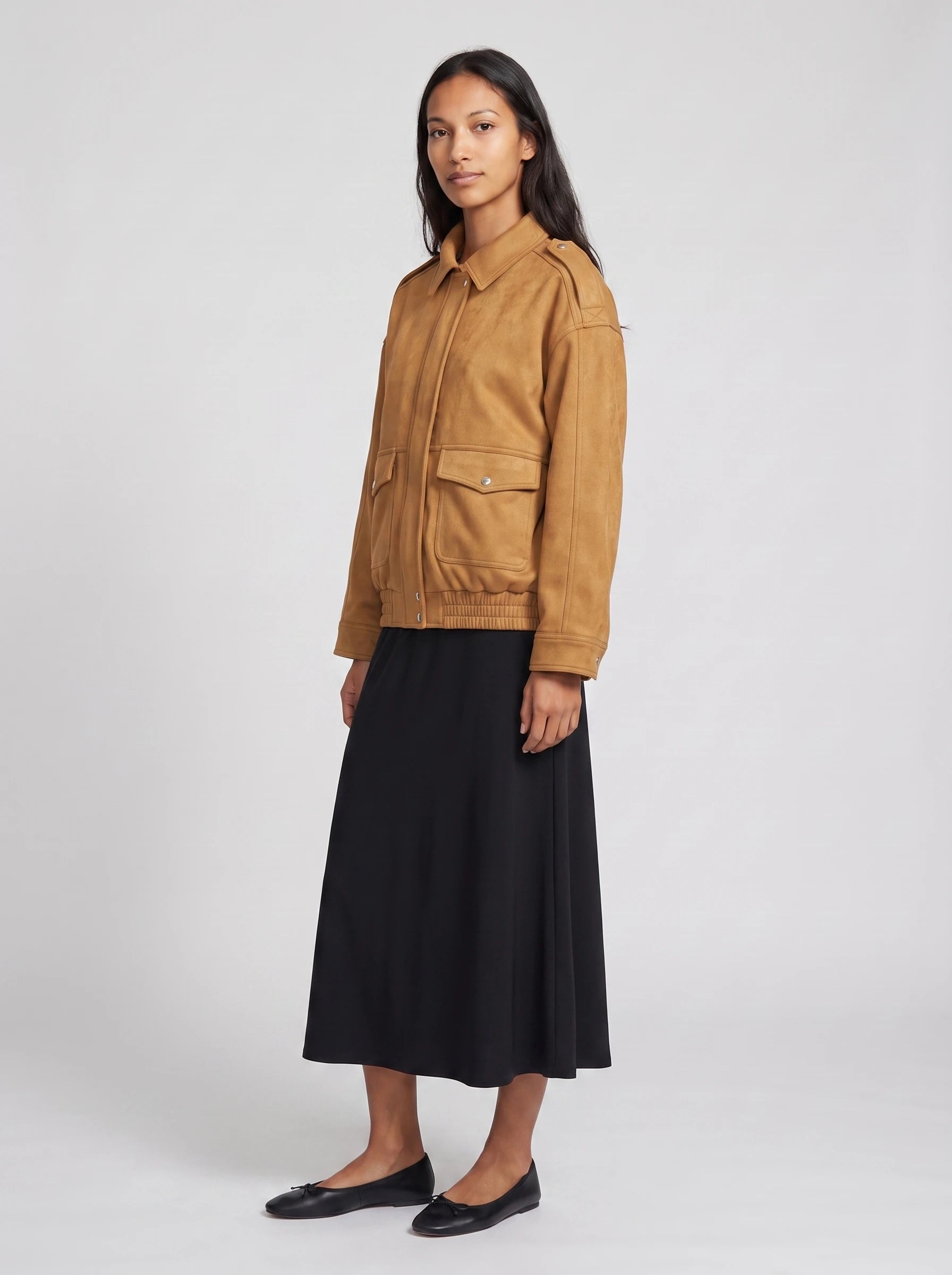 Bomber à col chemise en suédine camel doré Évelyne, vue de trois quarts en studio