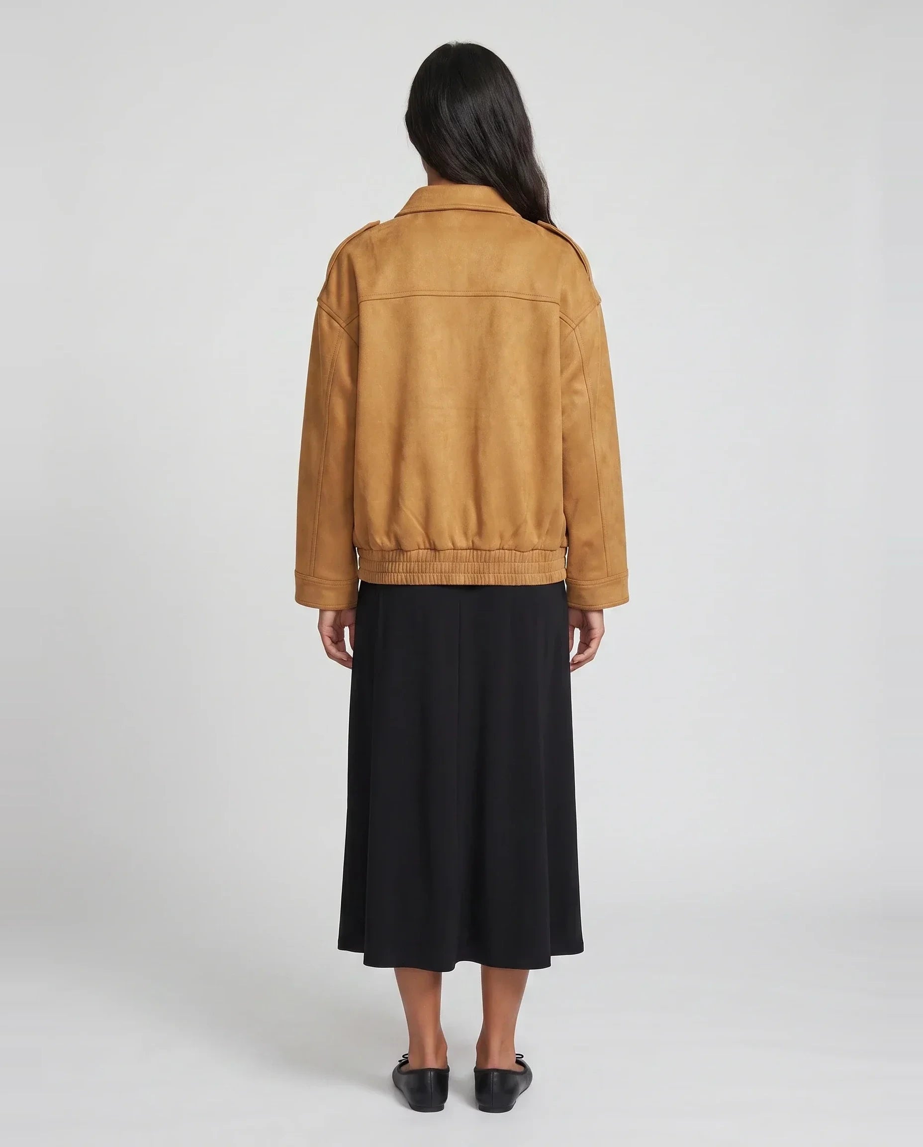 Bomber à col chemise en suédine camel doré Évelyne, vue de dos en studio