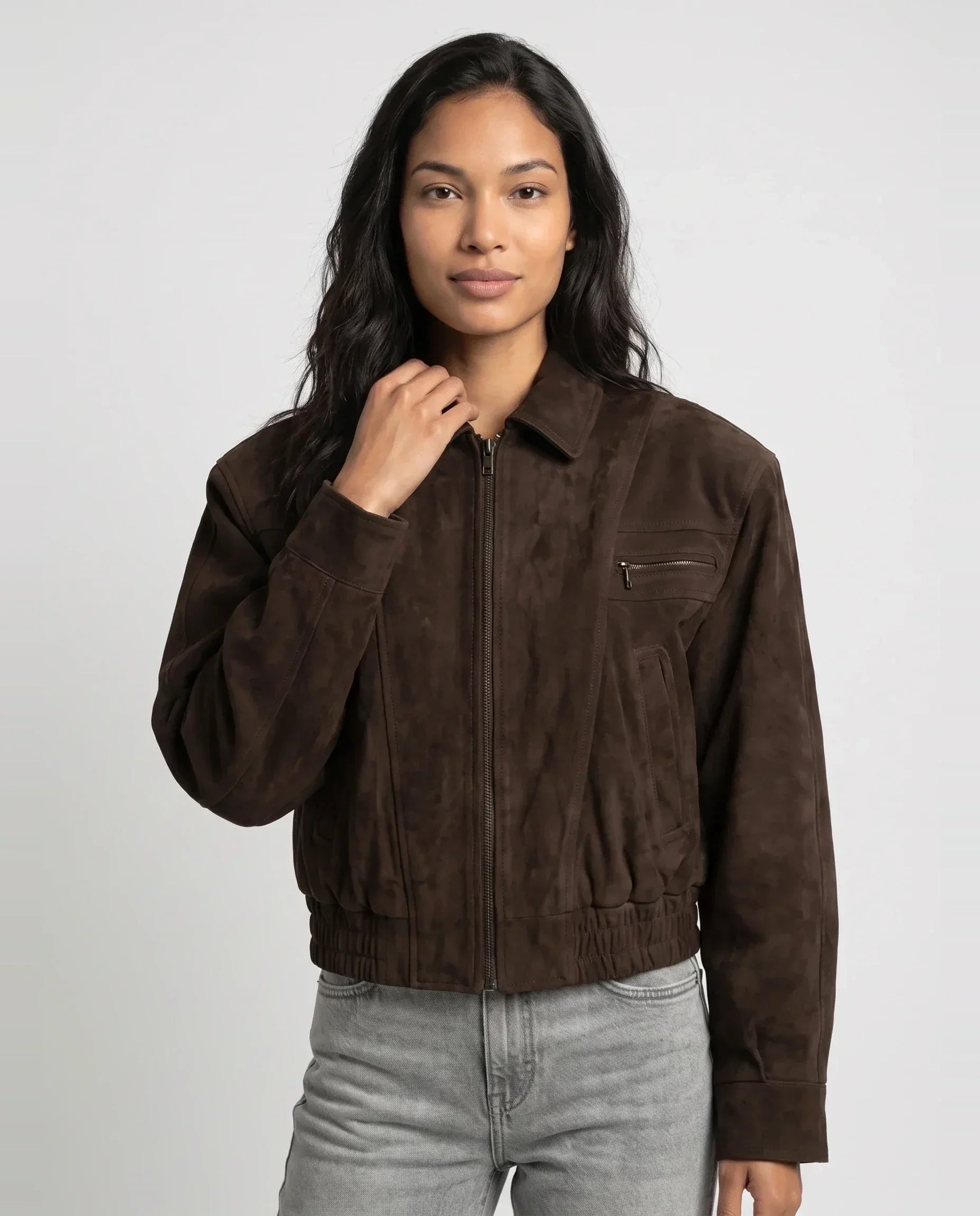 Bomber crop 80s en suédine brun chocolat Fabienne, plan rapproché en studio