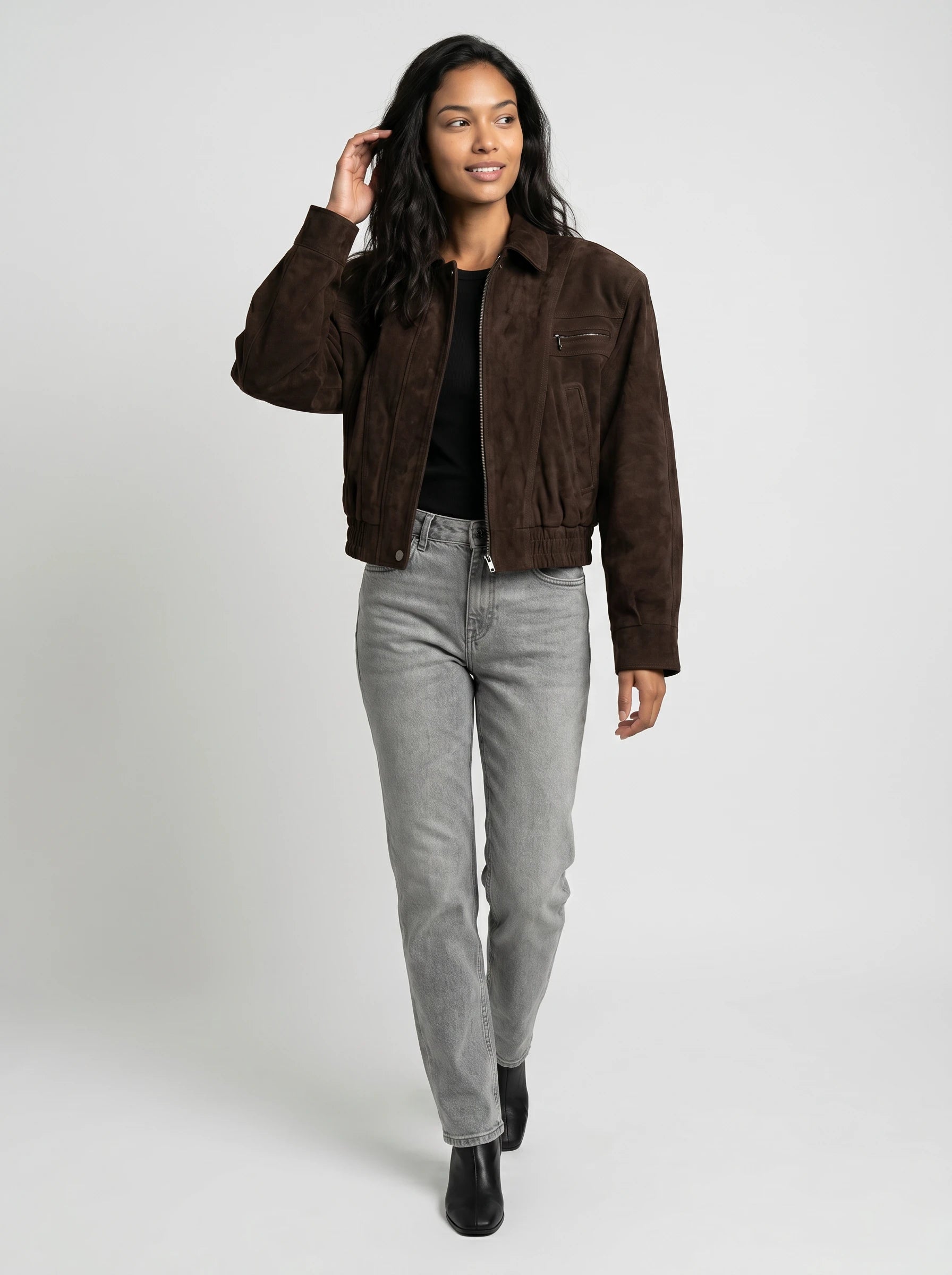 Bomber crop 80s en suédine brun chocolat Fabienne, vue de face en studio