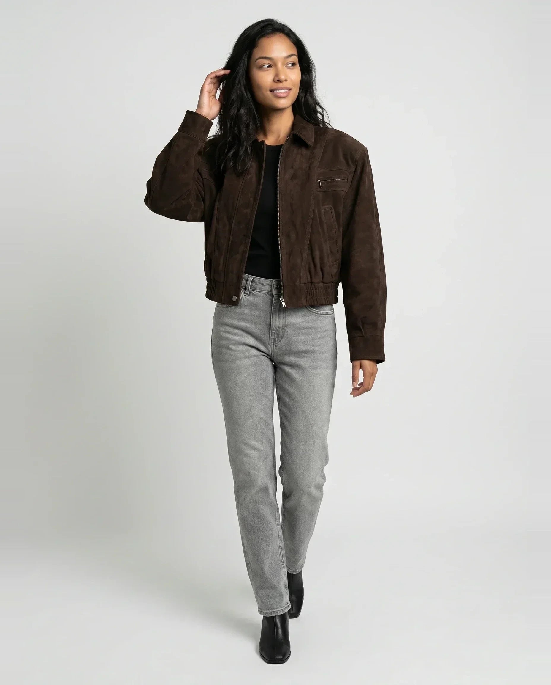 Bomber crop 80s en suédine brun chocolat Fabienne, vue de face en studio