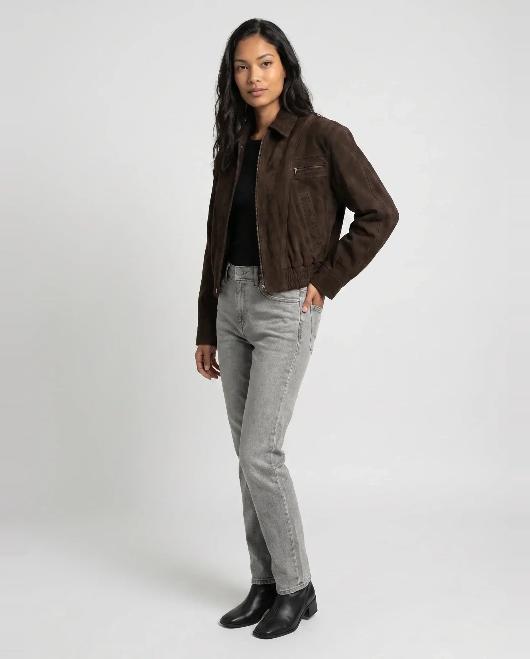 Bomber crop 80s en suédine brun chocolat Fabienne, vue de trois quarts en studio