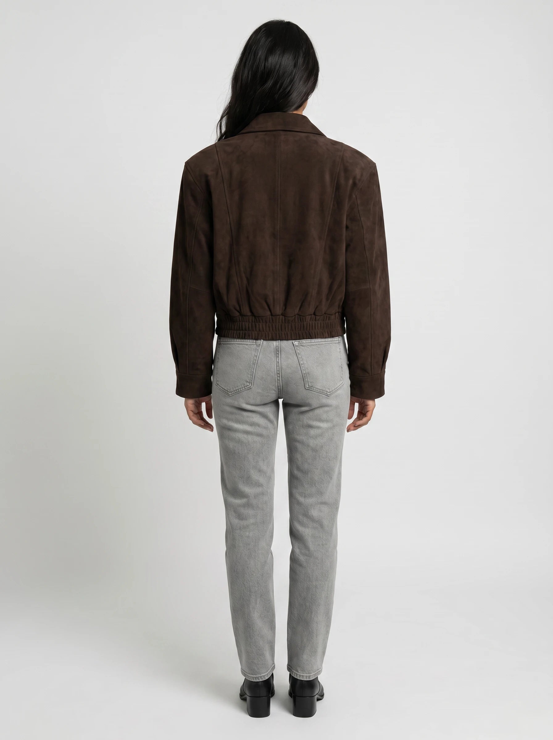 Bomber crop 80s en suédine brun chocolat Fabienne, vue de dos en studio