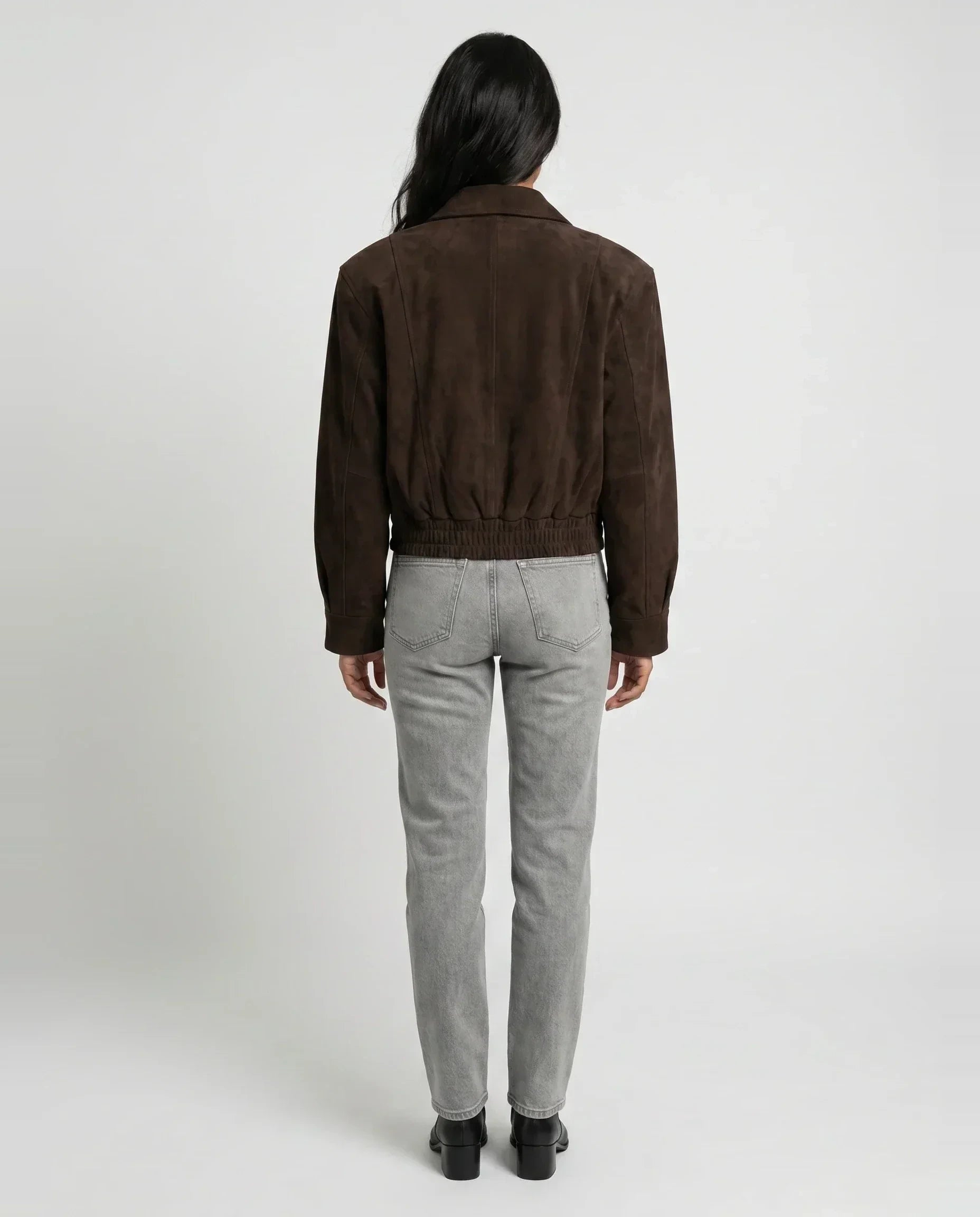 Bomber crop 80s en suédine brun chocolat Fabienne, vue de dos en studio
