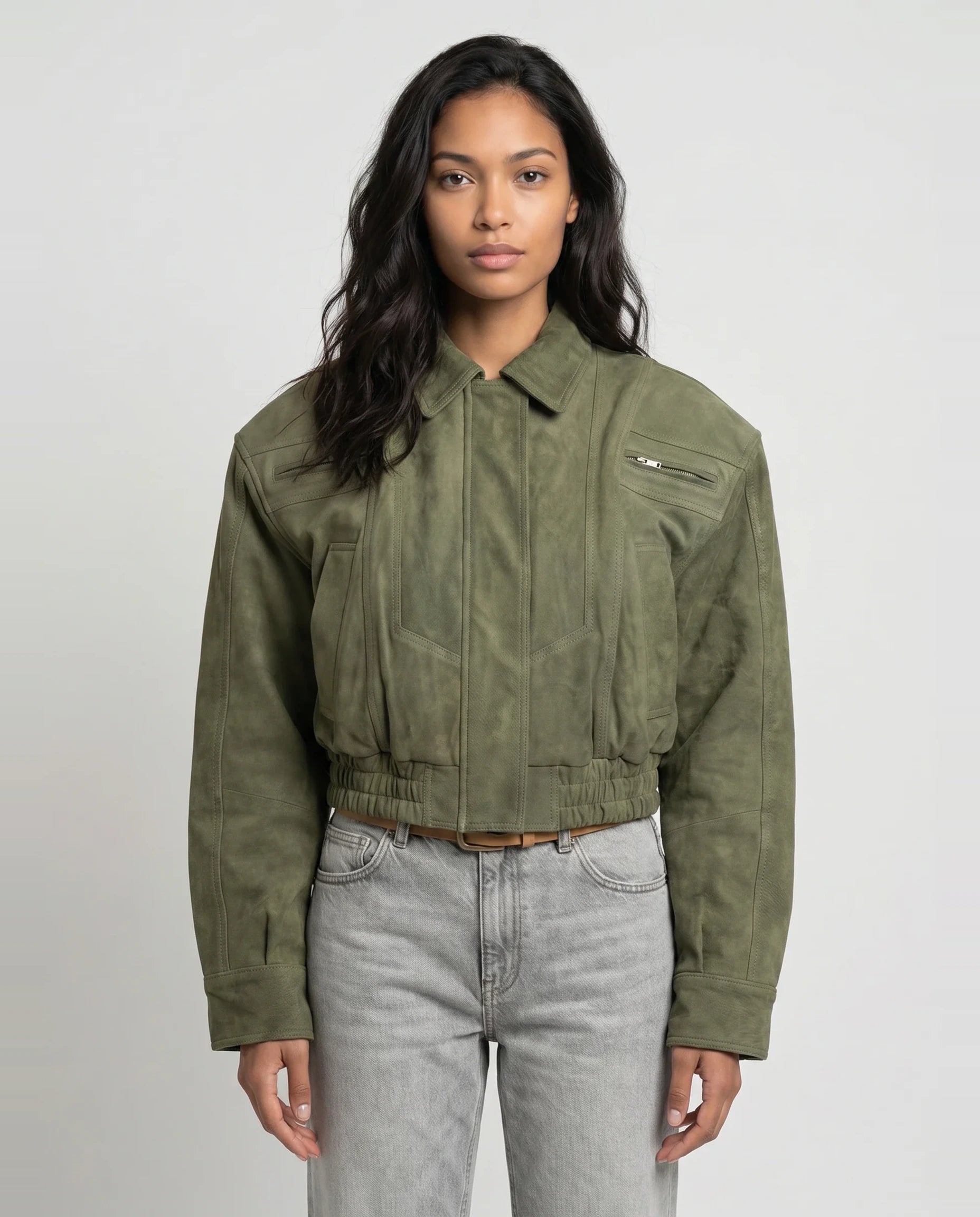 Bomber crop 80s en suédine vert olive Fabienne, plan rapproché en studio