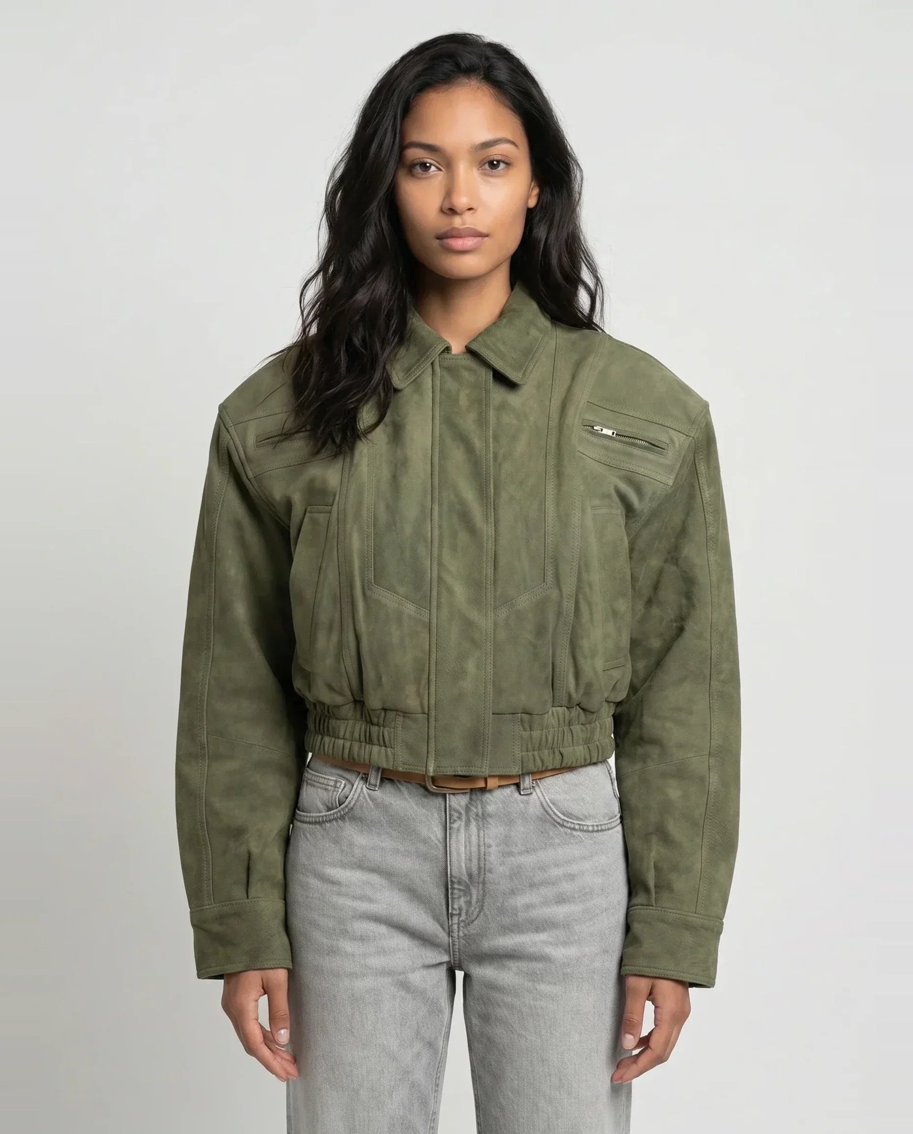 Bomber crop 80s en suédine vert olive Fabienne, plan rapproché en studio
