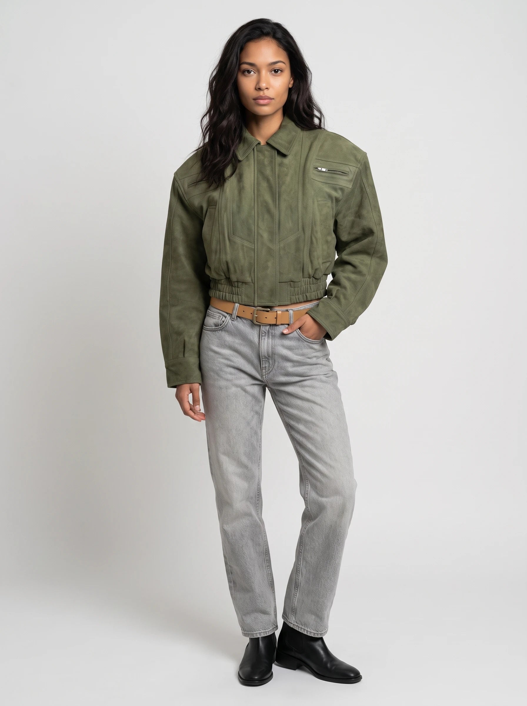 Bomber crop 80s en suédine vert olive Fabienne, vue de face en studio