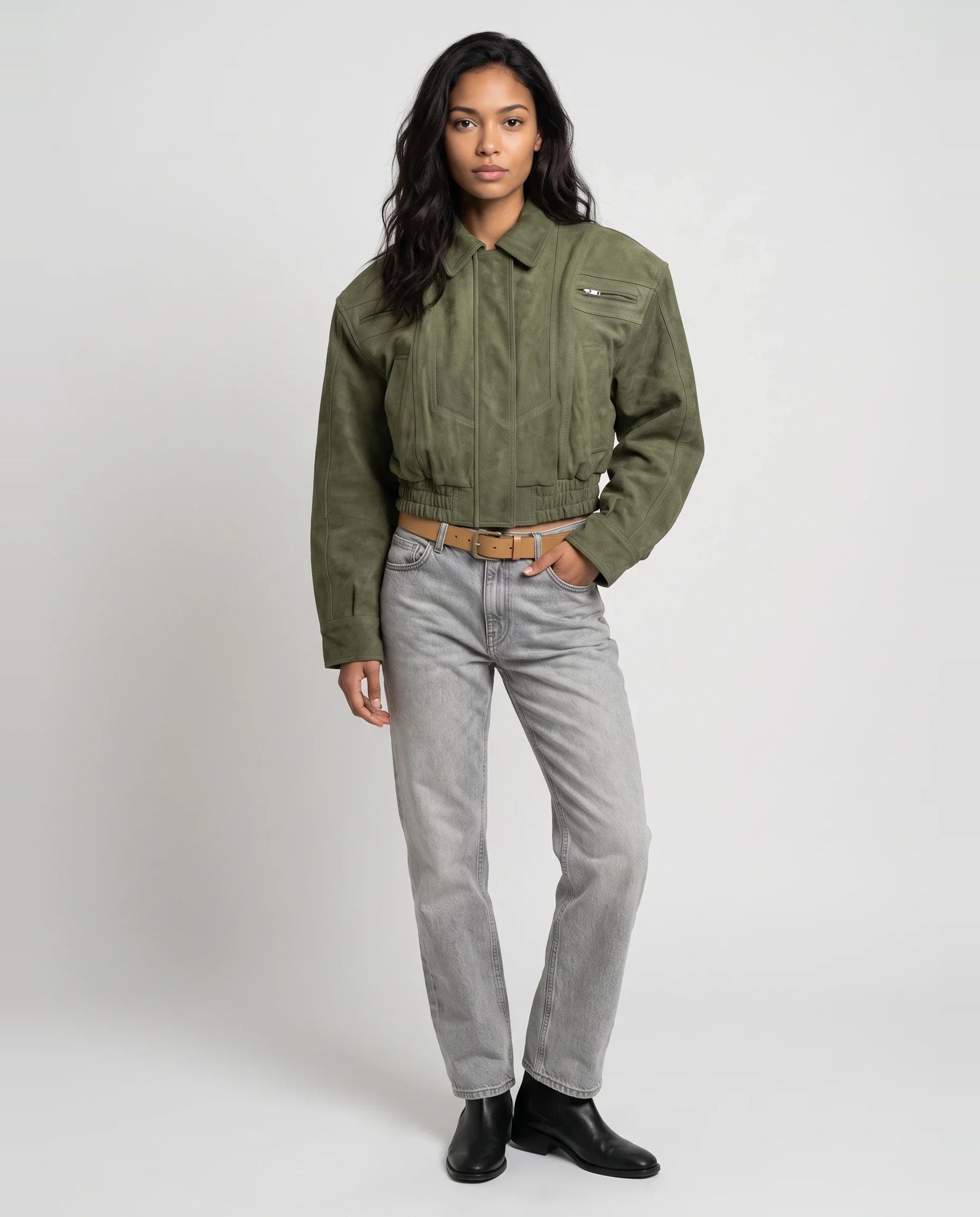 Bomber crop 80s en suédine vert olive Fabienne, vue de face en studio