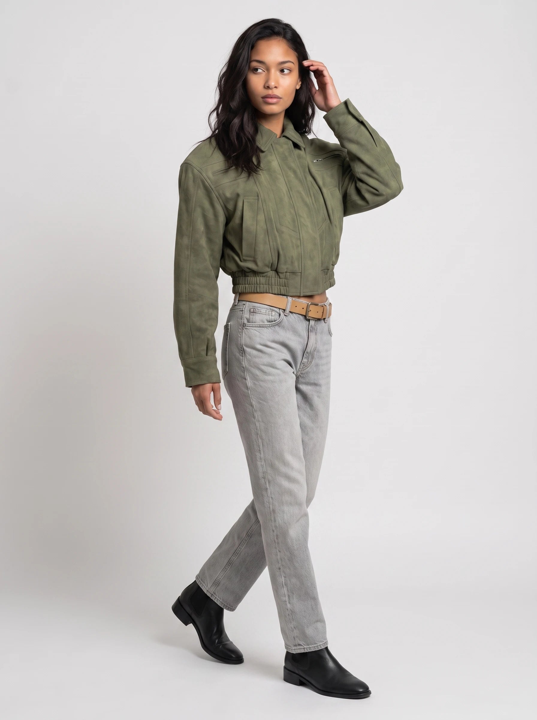 Bomber crop 80s en suédine vert olive Fabienne, vue de trois quarts en studio