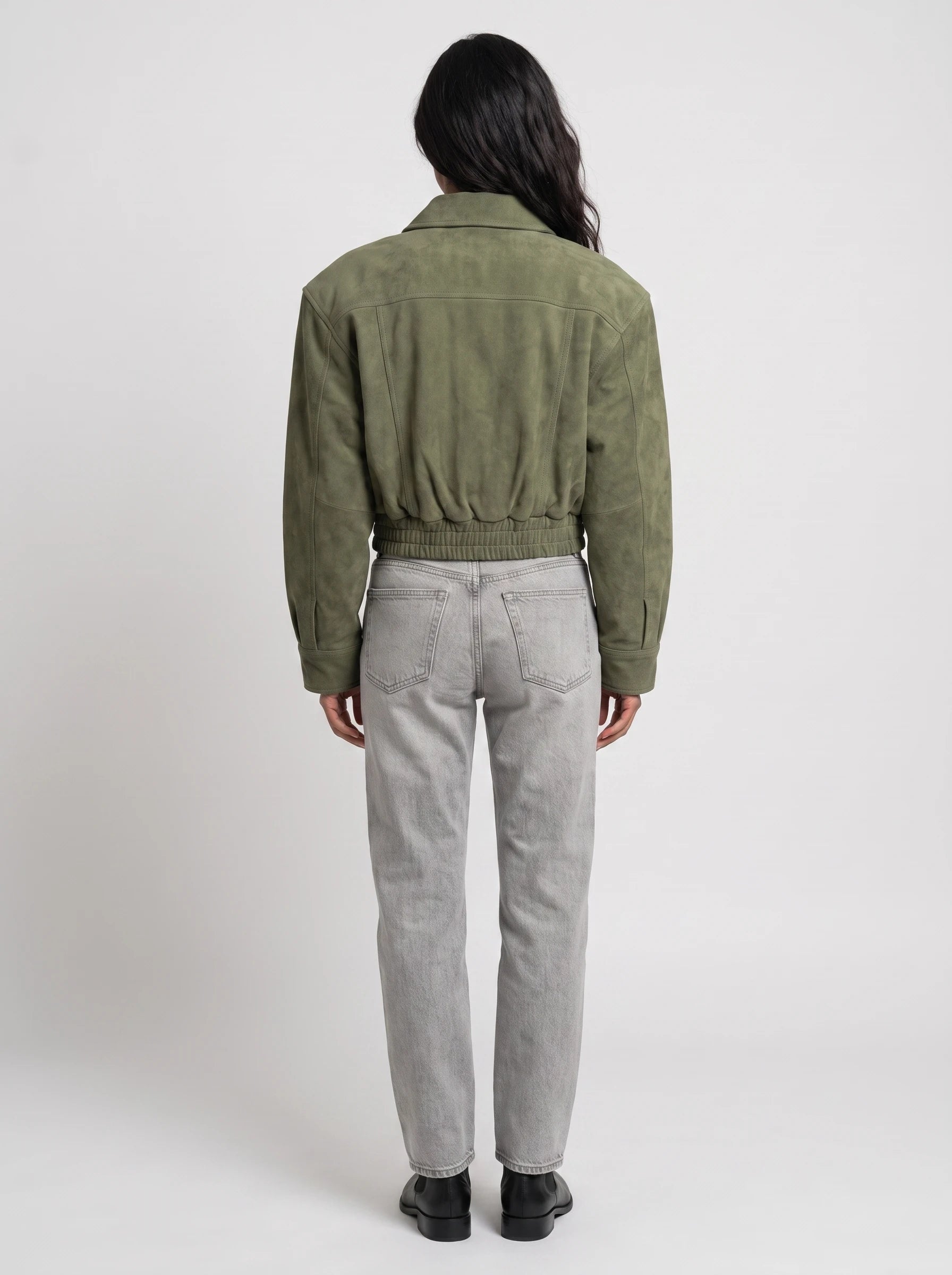 Bomber crop 80s en suédine vert olive Fabienne, vue de dos en studio