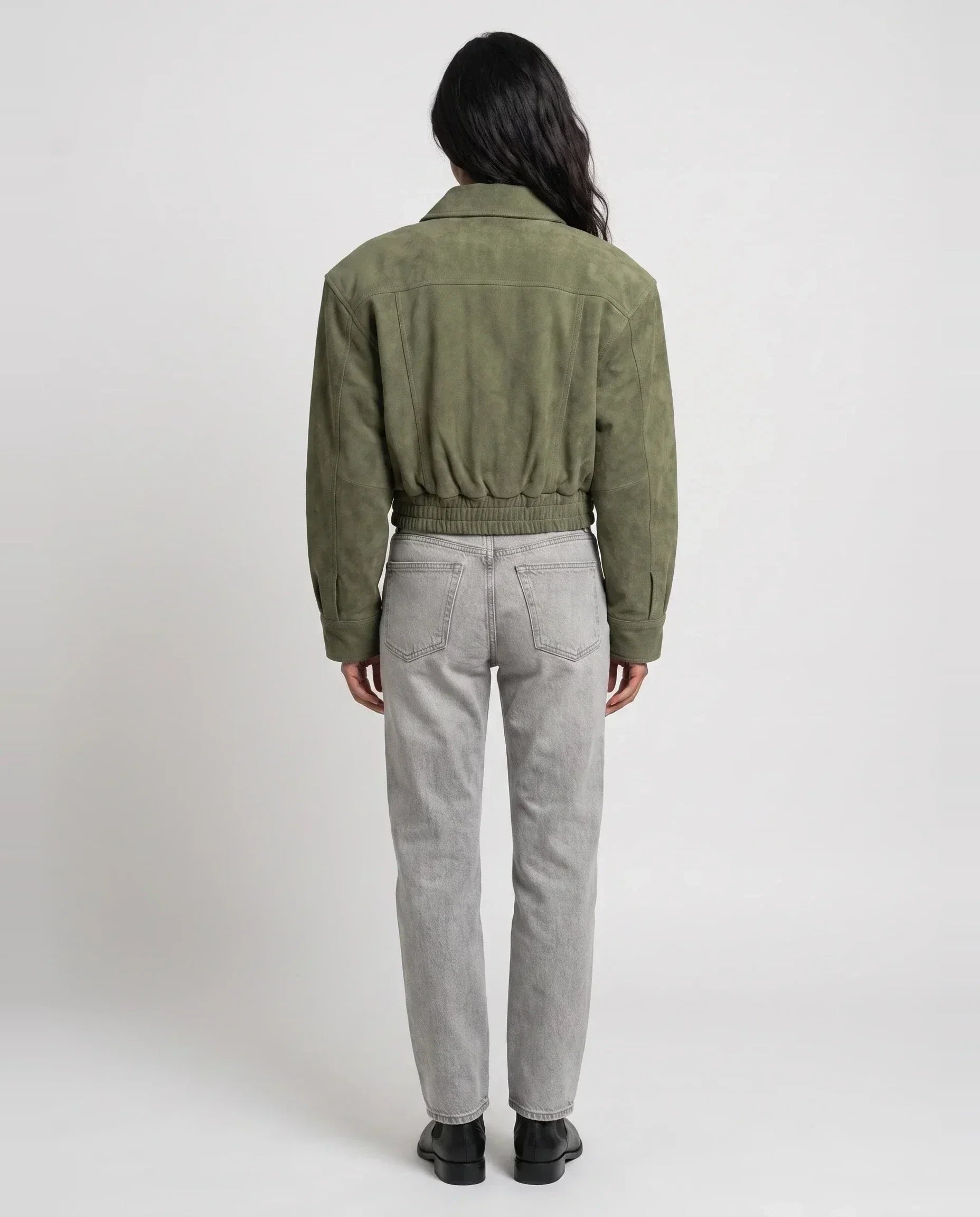 Bomber crop 80s en suédine vert olive Fabienne, vue de dos en studio
