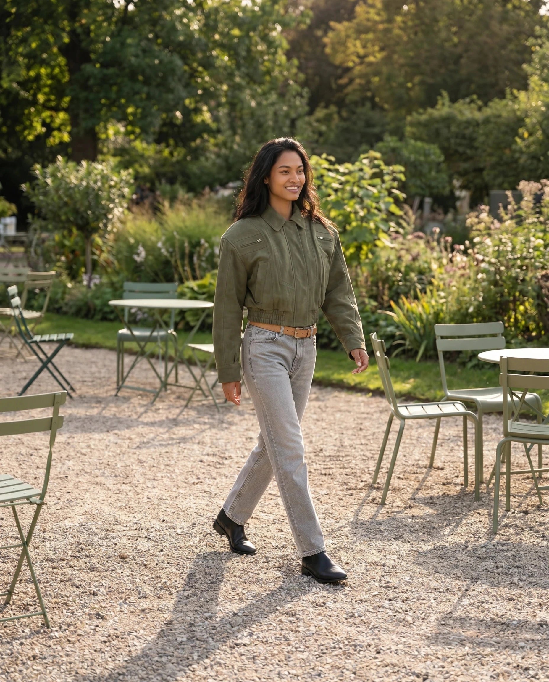 Bomber crop en suédine vert olive Fabienne, porté sur l'esplanade d'un jardin public