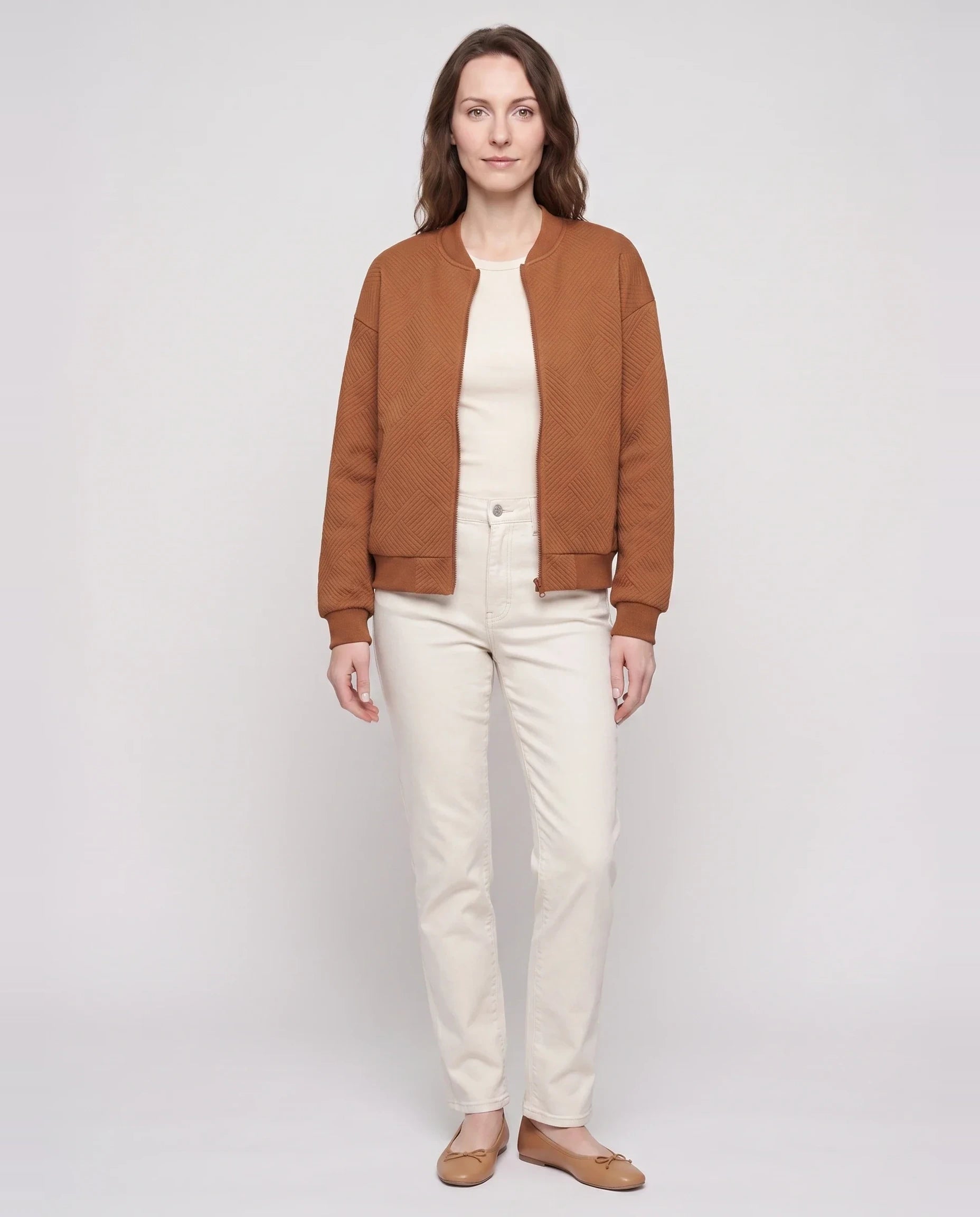 Bomber léger en jersey texturé cognac Rolande, vue de face en studio