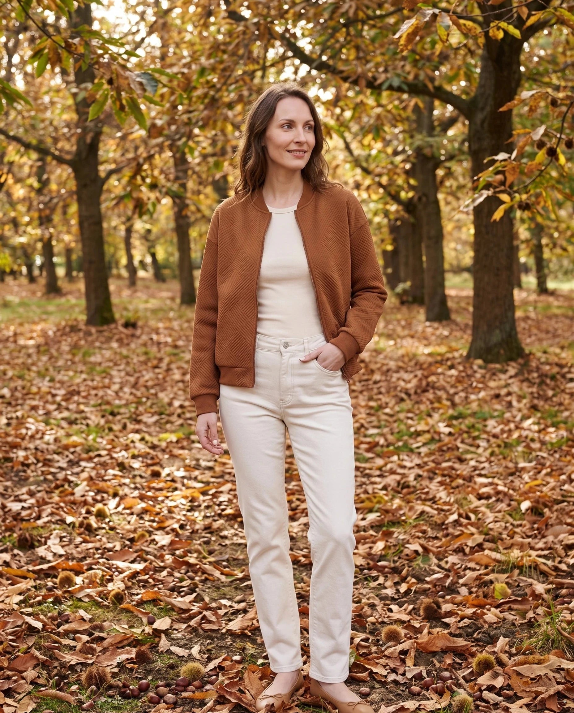Bomber en jersey texturé cognac Rolande, porté dans une châtaigneraie en automne