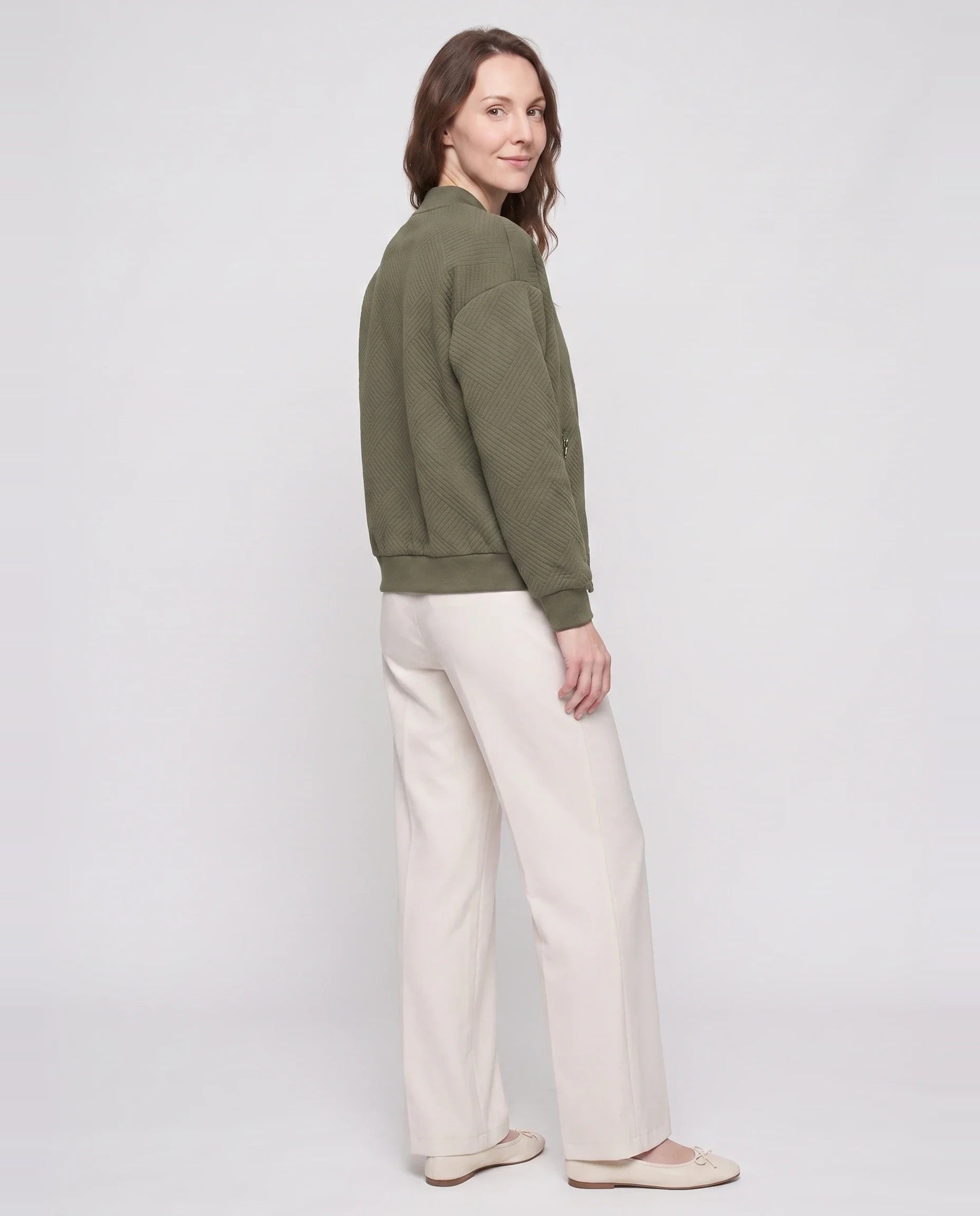 Bomber léger en jersey texturé vert olive Rolande, vue de trois quarts en studio
