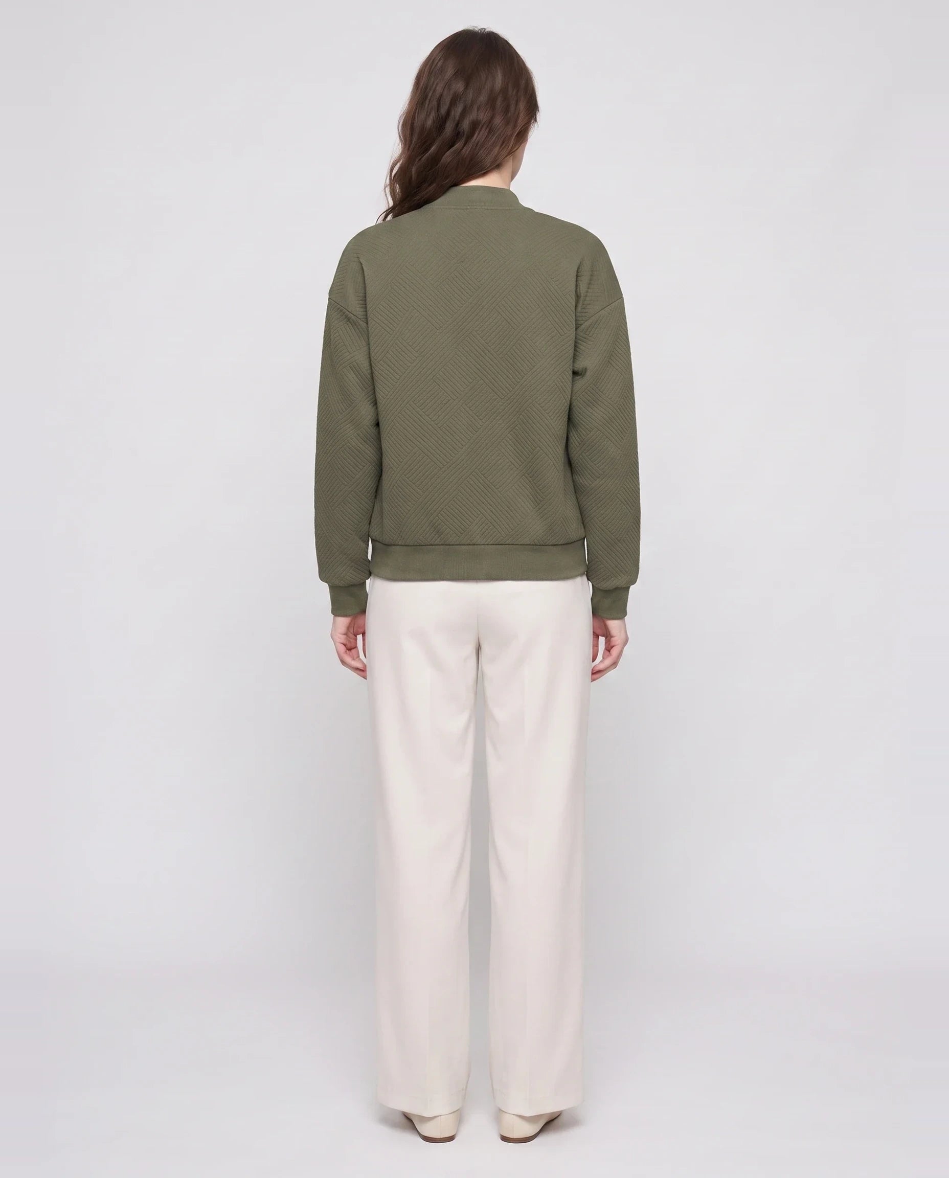 Bomber léger en jersey texturé vert olive Rolande, vue de dos en studio