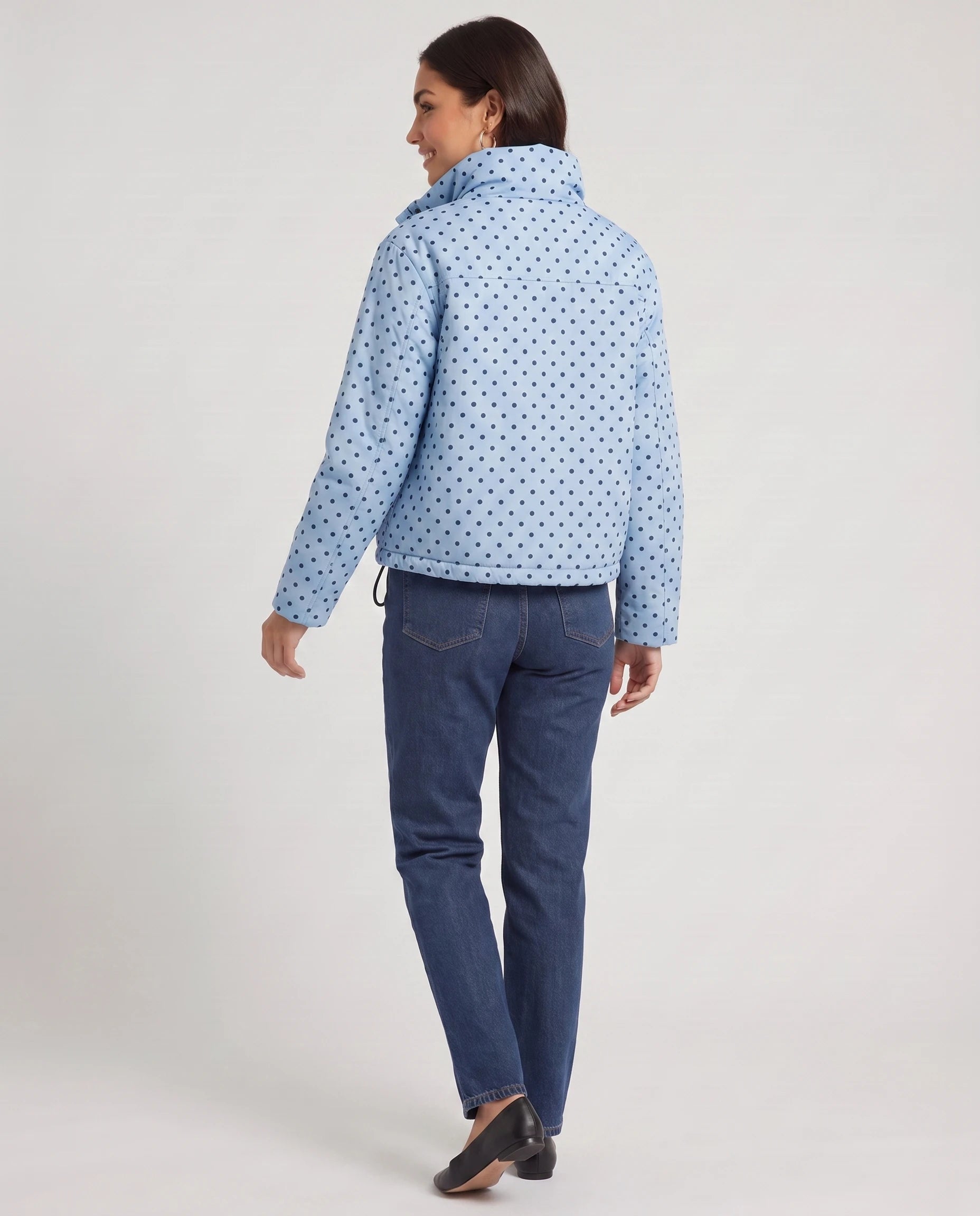 Bomber court à pois bleu ciel Suzette, vue de dos en studio